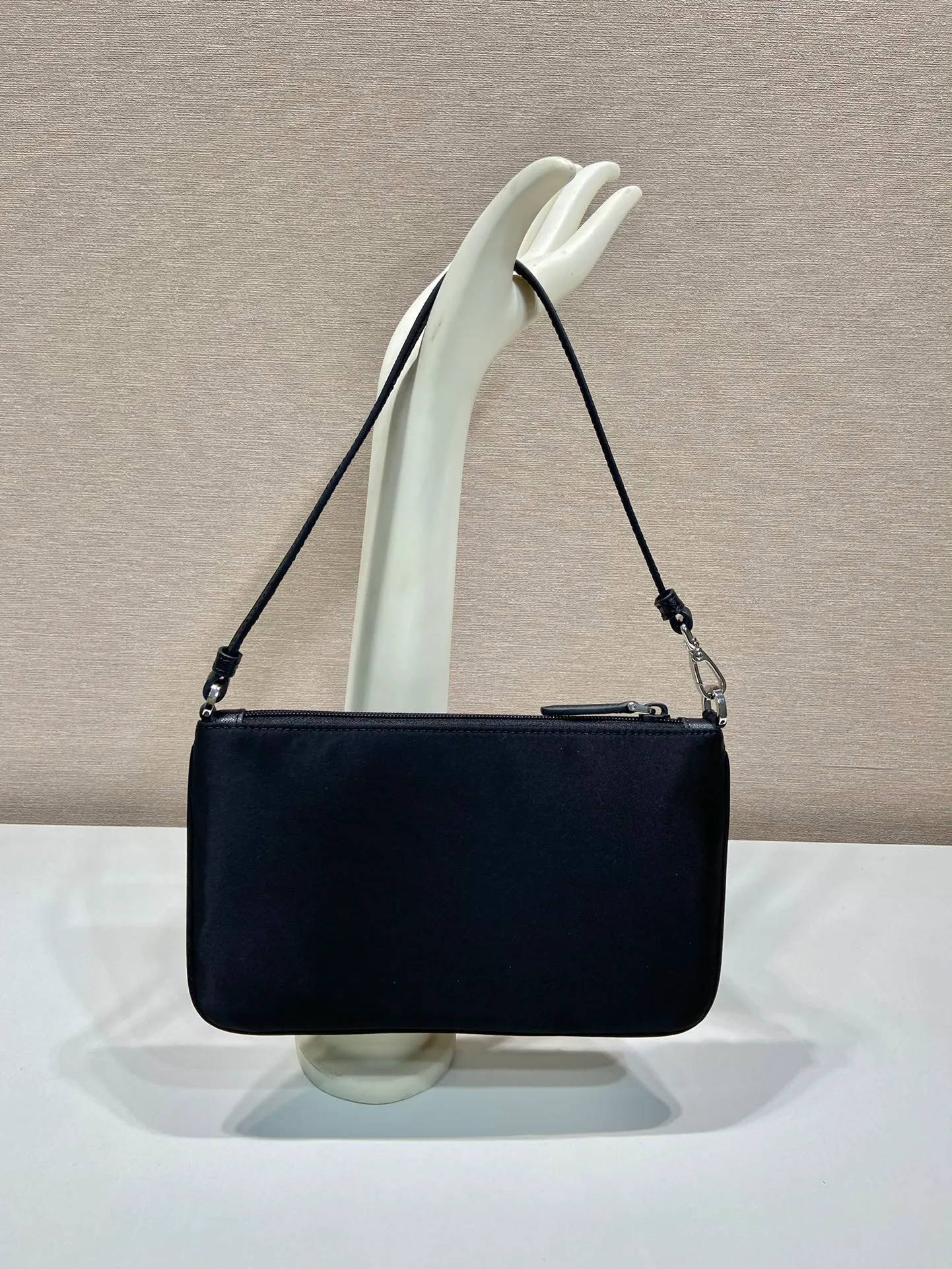 💰560🎉New armpit bag🎉1NI545🎉🎉 This armpit bag is made of imported nylon fabric, with imported cross pattern on the handle and metal triangle logo. It has a large space, is lightweight and practical, and the upper body effect is very beautiful and fashionable. It is also a popular style that will never go out of style. Babies, hurry up and get it! Length 24x Height 14cm🎉🎉🎉💰💰💰
