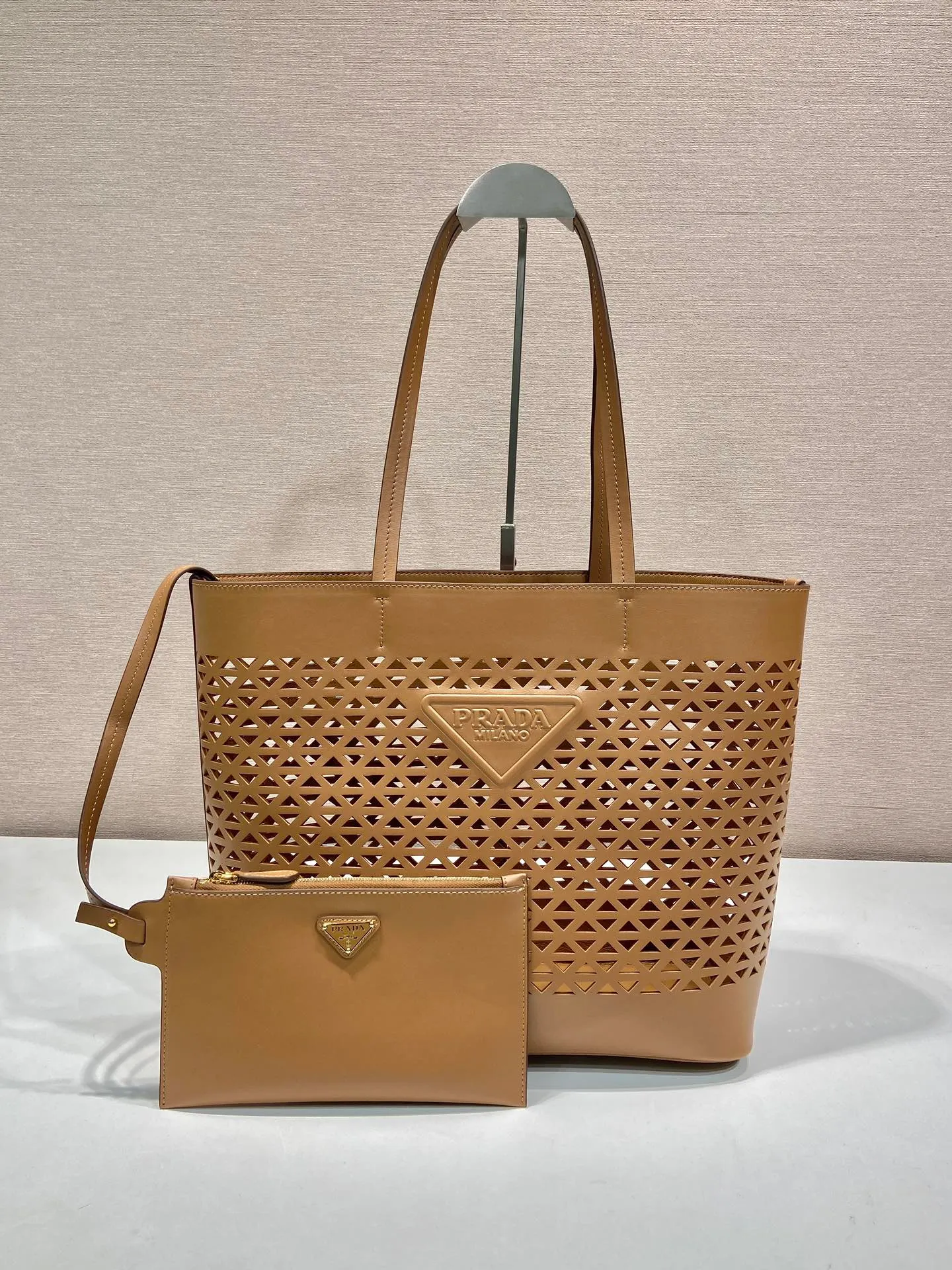 💰1760🎉Skeleton Tote Bag🎉1BG503 Skeleton🎉🎉 This hollow tote bag evolves the classic triangle into a modernist geometric pattern, injecting versatile and fashionable design elements. Comes with detachable clutch. Made of laser-cut perforated leather, it has ample capacity and the embossed letter logo is the icing on the cake. The upper body effect is very fashionable and elegant. It is worth owning. Length 32x Height 29x Bottom 13cm🎉🎉🎉👏👏👏
