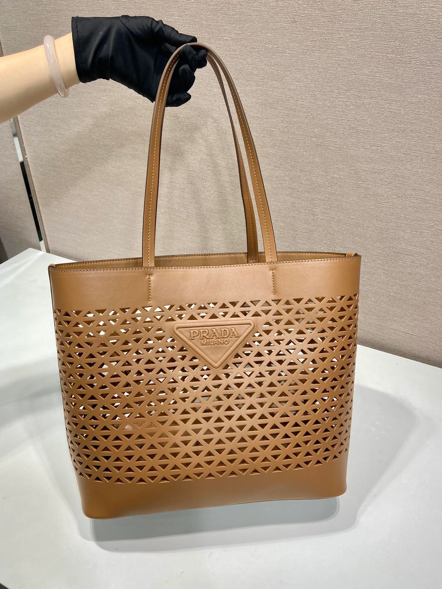 💰1760🎉Skeleton Tote Bag🎉1BG503 Skeleton🎉🎉 This hollow tote bag evolves the classic triangle into a modernist geometric pattern, injecting versatile and fashionable design elements. Comes with detachable clutch. Made of laser-cut perforated leather, it has ample capacity and the embossed letter logo is the icing on the cake. The upper body effect is very fashionable and elegant. It is worth owning. Length 32x Height 29x Bottom 13cm🎉🎉🎉👏👏👏