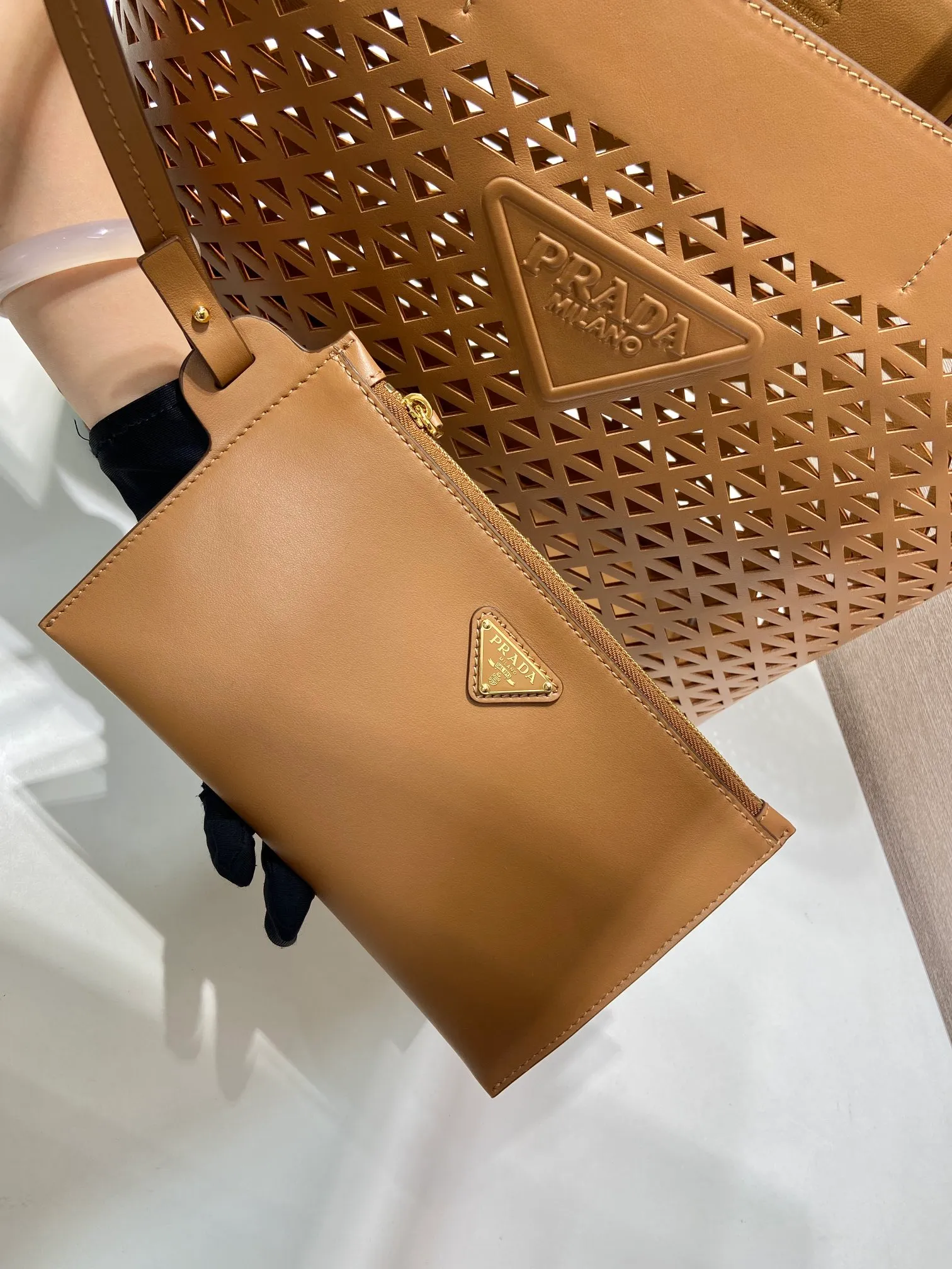 💰1760🎉Skeleton Tote Bag🎉1BG503 Skeleton🎉🎉 This hollow tote bag evolves the classic triangle into a modernist geometric pattern, injecting versatile and fashionable design elements. Comes with detachable clutch. Made of laser-cut perforated leather, it has ample capacity and the embossed letter logo is the icing on the cake. The upper body effect is very fashionable and elegant. It is worth owning. Length 32x Height 29x Bottom 13cm🎉🎉🎉👏👏👏