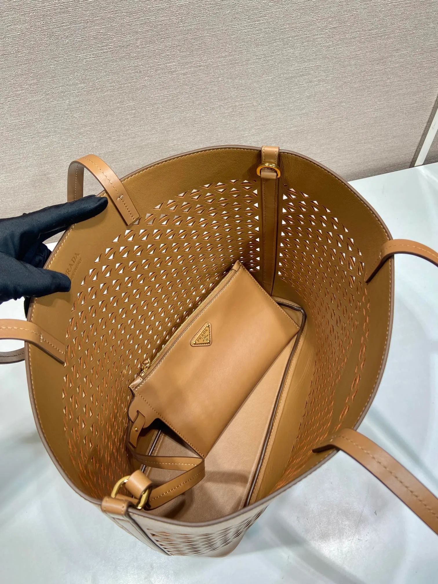 💰1760🎉Skeleton Tote Bag🎉1BG503 Skeleton🎉🎉 This hollow tote bag evolves the classic triangle into a modernist geometric pattern, injecting versatile and fashionable design elements. Comes with detachable clutch. Made of laser-cut perforated leather, it has ample capacity and the embossed letter logo is the icing on the cake. The upper body effect is very fashionable and elegant. It is worth owning. Length 32x Height 29x Bottom 13cm🎉🎉🎉👏👏👏