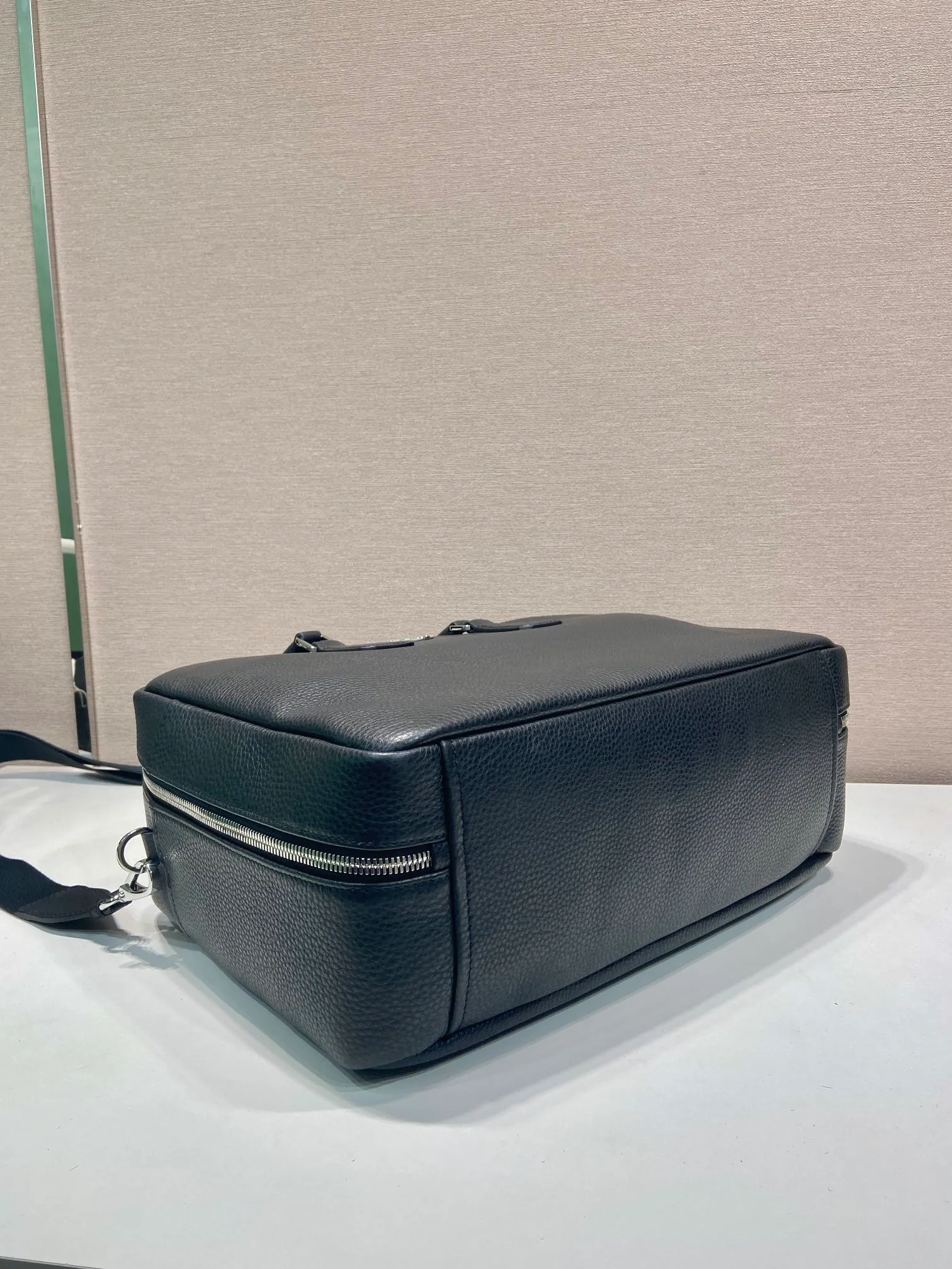 💰2160🎉New briefcase🎉2VE339 extra large🎉🎉 This briefcase is made of imported deerskin grain cowhide. Showing practical and elegant temperament, the spacious and practical shape is full of personality. Features an adjustable and removable webbing shoulder strap. Enameled metal triangle logo at front. Zip closure. The capacity is large and can be used for daily use. Handsome guys, hurry up and get it🎉🎉 Length 40x Height 28.5x Bottom length 16cm🎉🎉🎉👏👏👏