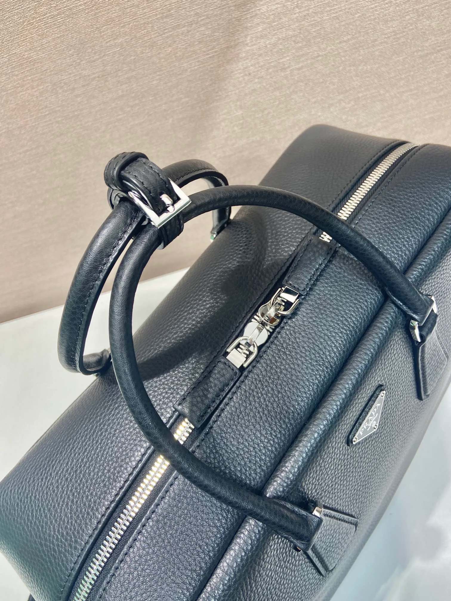 💰2160🎉New briefcase🎉2VE339 extra large🎉🎉 This briefcase is made of imported deerskin grain cowhide. Showing practical and elegant temperament, the spacious and practical shape is full of personality. Features an adjustable and removable webbing shoulder strap. Enameled metal triangle logo at front. Zip closure. The capacity is large and can be used for daily use. Handsome guys, hurry up and get it🎉🎉 Length 40x Height 28.5x Bottom length 16cm🎉🎉🎉👏👏👏