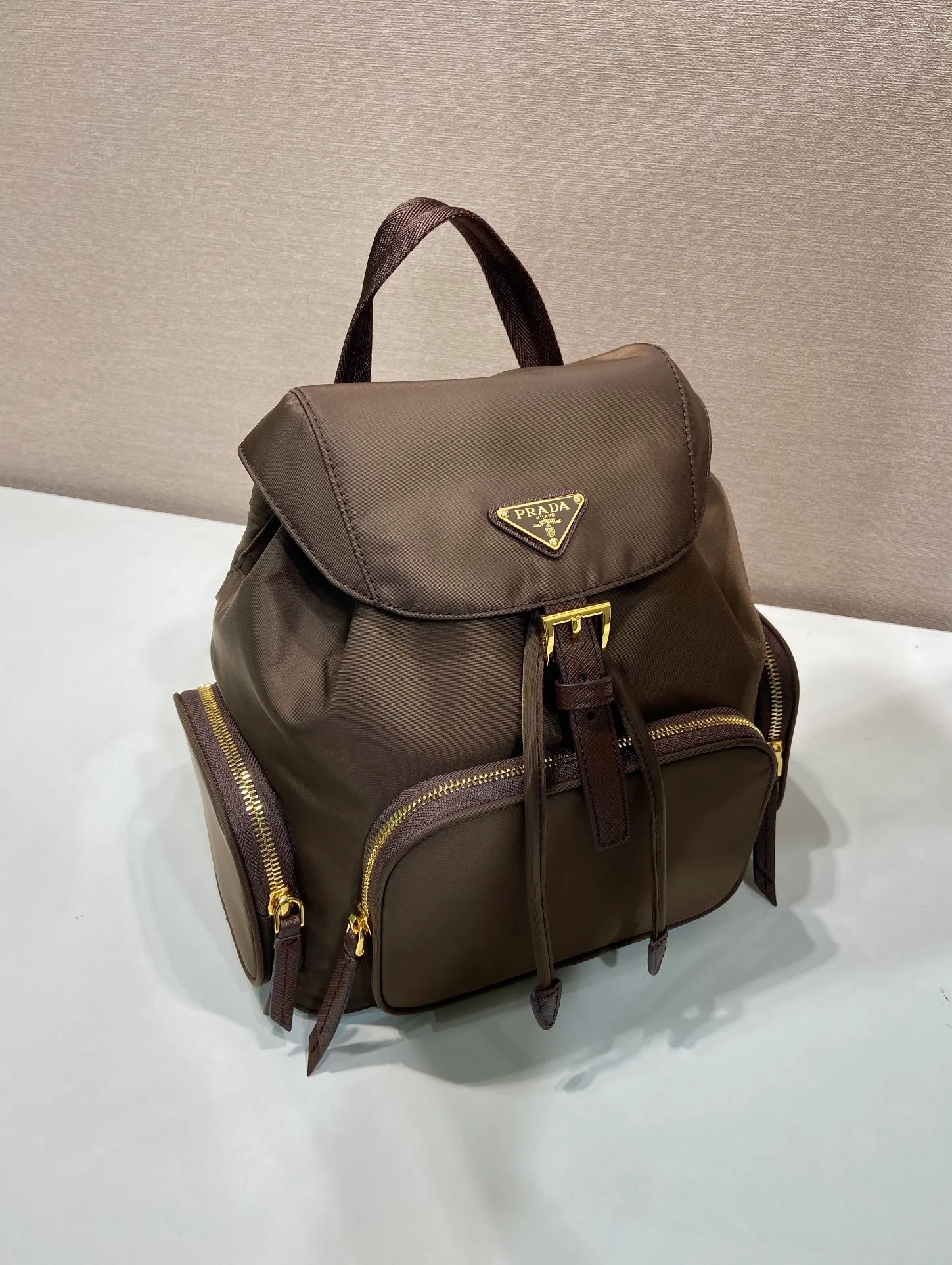 💰1300🎉New product🎉1BZ081 Backpack🎉🎉 This backpack is made of imported nylon fabric. The body of the bag is designed with three zipper pockets. The bag opening is opened and closed with a flip drawstring. It has top-grade hardware, large capacity, and many pockets. It is very practical. Length 24.5x Height 29x Bottom 12cm🎉🎉🎉💰💰💰