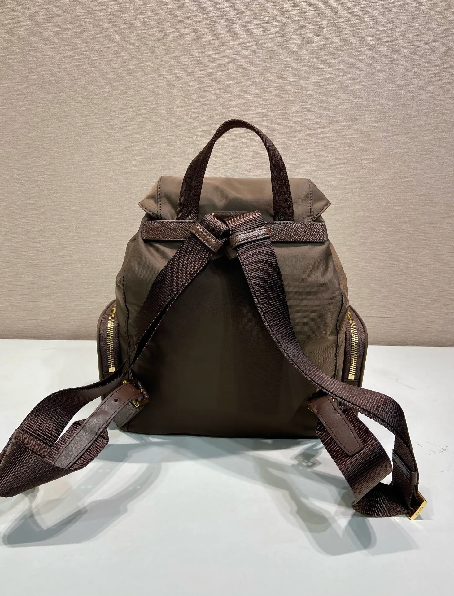 💰1300🎉New product🎉1BZ081 Backpack🎉🎉 This backpack is made of imported nylon fabric. The body of the bag is designed with three zipper pockets. The bag opening is opened and closed with a flip drawstring. It has top-grade hardware, large capacity, and many pockets. It is very practical. Length 24.5x Height 29x Bottom 12cm🎉🎉🎉💰💰💰
