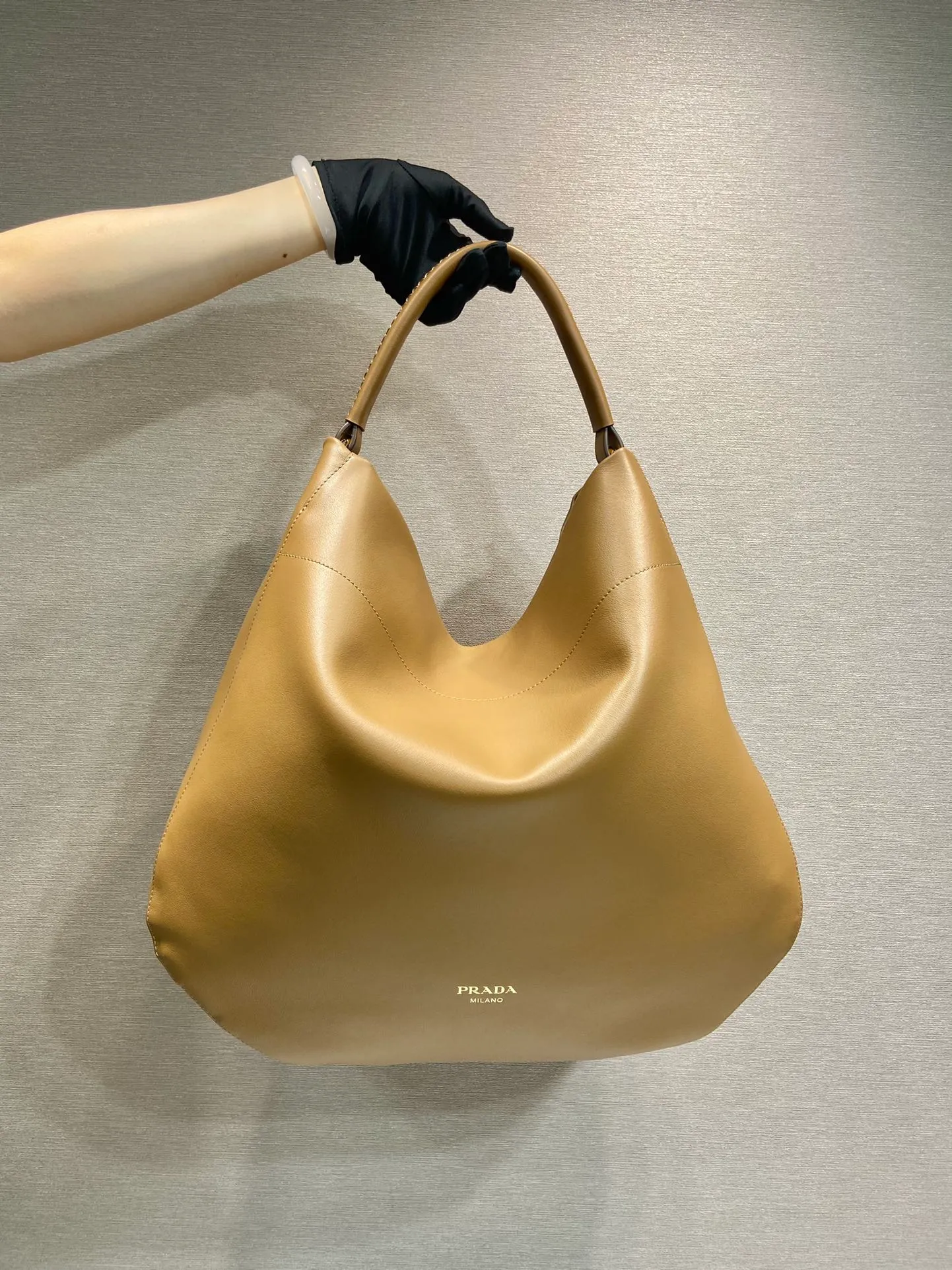 💰2060🎉New tote bag🎉1BC219🎉🎉 This shoulder bag with ample capacity is made of imported cowhide and has a practical and exquisite design. The style is versatile, the texture is ultra-soft, and it features a magnetic closure and gleaming metal hardware. The front is embossed with a letter logo, simple yet elegant. The upper body effect is very elegant, a must-have for babies in autumn and winter. Get it now! Length 45.5x Height 43x Bottom 11cm🎉🎉🎉👏👏👏