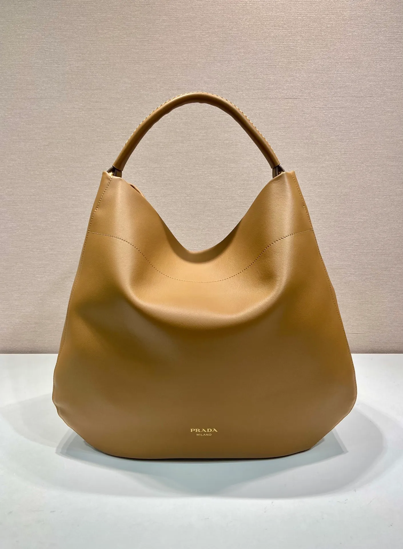💰2060🎉New tote bag🎉1BC219🎉🎉 This shoulder bag with ample capacity is made of imported cowhide and has a practical and exquisite design. The style is versatile, the texture is ultra-soft, and it features a magnetic closure and gleaming metal hardware. The front is embossed with a letter logo, simple yet elegant. The upper body effect is very elegant, a must-have for babies in autumn and winter. Get it now! Length 45.5x Height 43x Bottom 11cm🎉🎉🎉👏👏👏
