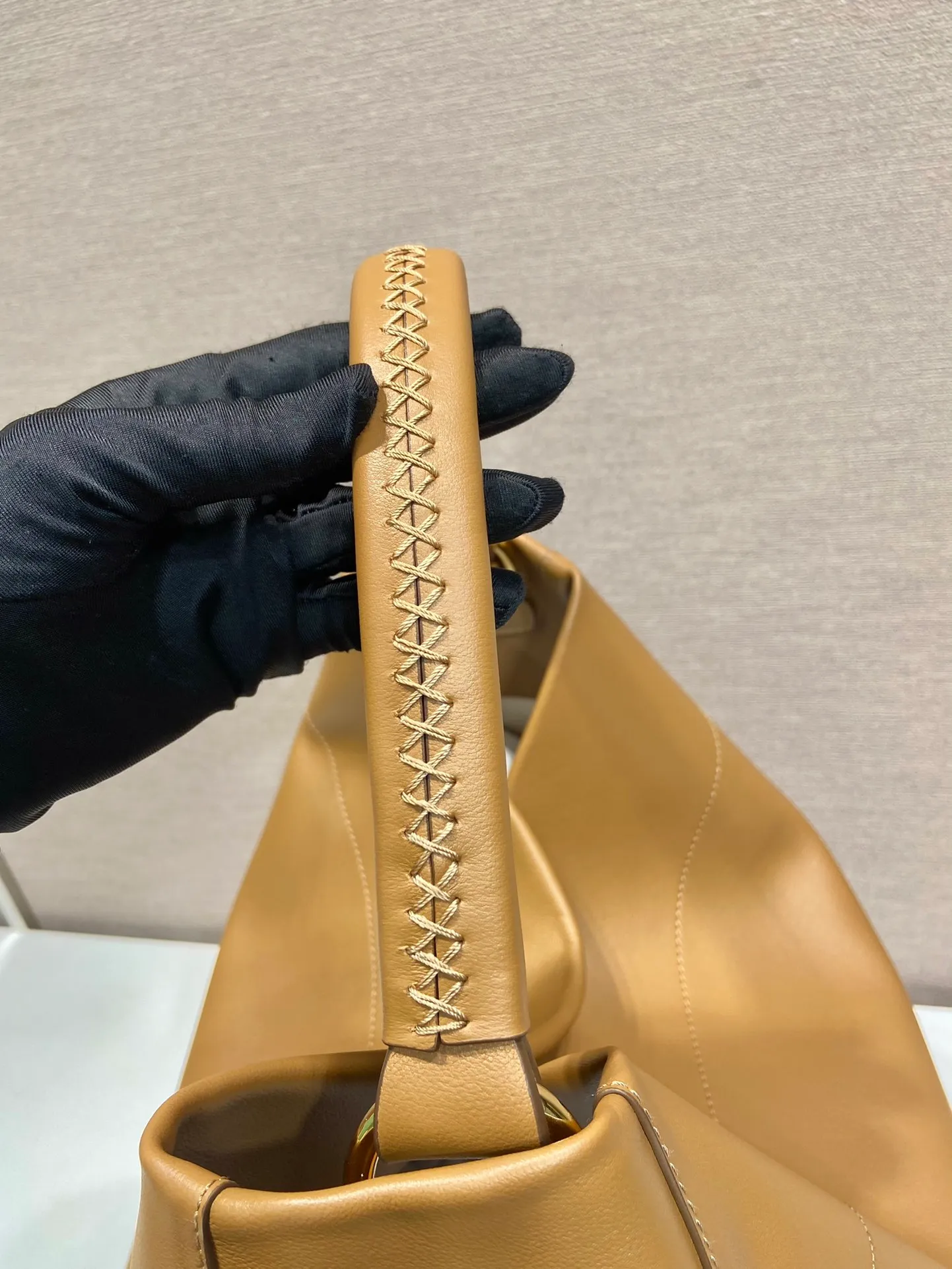 💰2060🎉New tote bag🎉1BC219🎉🎉 This shoulder bag with ample capacity is made of imported cowhide and has a practical and exquisite design. The style is versatile, the texture is ultra-soft, and it features a magnetic closure and gleaming metal hardware. The front is embossed with a letter logo, simple yet elegant. The upper body effect is very elegant, a must-have for babies in autumn and winter. Get it now! Length 45.5x Height 43x Bottom 11cm🎉🎉🎉👏👏👏