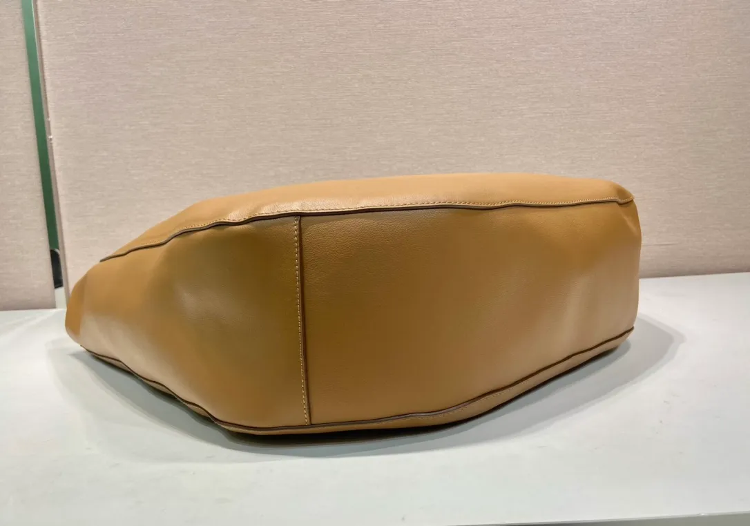 💰2060🎉New tote bag🎉1BC219🎉🎉 This shoulder bag with ample capacity is made of imported cowhide and has a practical and exquisite design. The style is versatile, the texture is ultra-soft, and it features a magnetic closure and gleaming metal hardware. The front is embossed with a letter logo, simple yet elegant. The upper body effect is very elegant, a must-have for babies in autumn and winter. Get it now! Length 45.5x Height 43x Bottom 11cm🎉🎉🎉👏👏👏