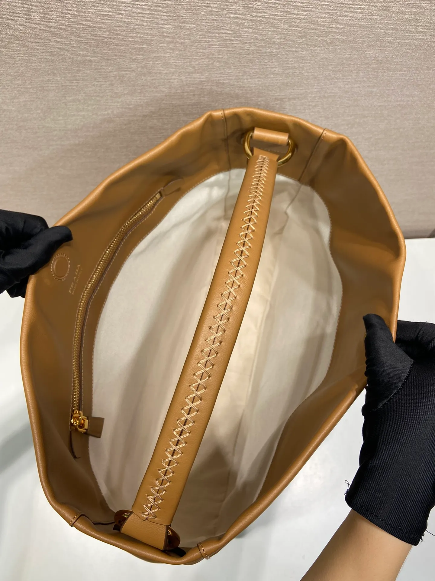 💰2060🎉New tote bag🎉1BC219🎉🎉 This shoulder bag with ample capacity is made of imported cowhide and has a practical and exquisite design. The style is versatile, the texture is ultra-soft, and it features a magnetic closure and gleaming metal hardware. The front is embossed with a letter logo, simple yet elegant. The upper body effect is very elegant, a must-have for babies in autumn and winter. Get it now! Length 45.5x Height 43x Bottom 11cm🎉🎉🎉👏👏👏