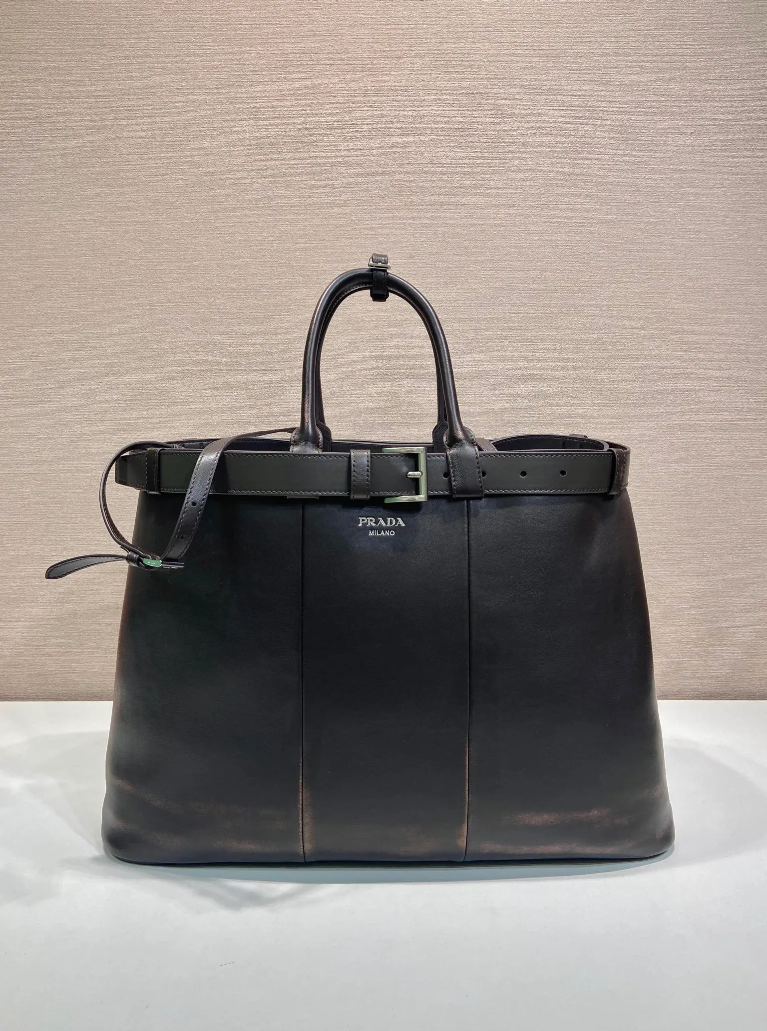 💰2360🎉New men's bag🎉1BG126 extra large distressed leather🎉🎉 This handbag is made of distressed effect cowhide. The interior is equipped with imported soft sheepskin, a three-layer design, and a detachable/adjustable long shoulder strap. It has a modern and simple style and incorporates exquisite and delicate details. Simple and elegant, fashionable and practical, it is an eternal hit. Babies, the extra large size 48cm you have longed for has arrived😘 Hurry up and get it🎉🎉 Length 48x Height 34x Bottom 18cm🎉🎉🎉👏👏👏