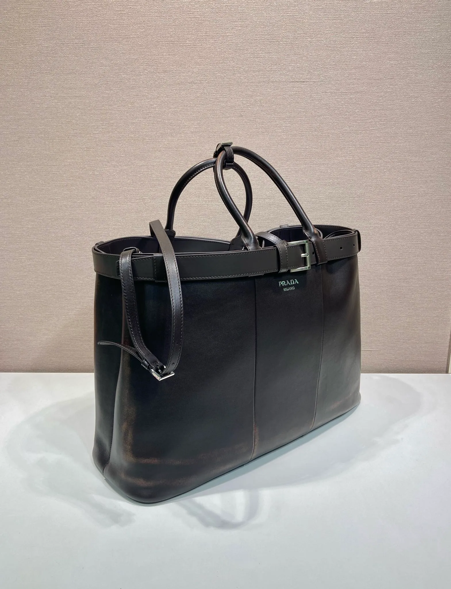 💰2360🎉New men's bag🎉1BG126 extra large distressed leather🎉🎉 This handbag is made of distressed effect cowhide. The interior is equipped with imported soft sheepskin, a three-layer design, and a detachable/adjustable long shoulder strap. It has a modern and simple style and incorporates exquisite and delicate details. Simple and elegant, fashionable and practical, it is an eternal hit. Babies, the extra large size 48cm you have longed for has arrived😘 Hurry up and get it🎉🎉 Length 48x Height 34x Bottom 18cm🎉🎉🎉👏👏👏