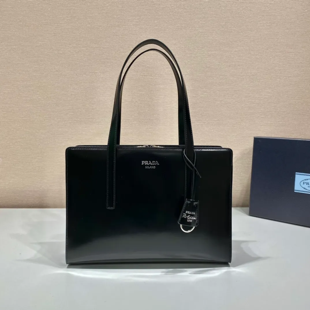 💰1700🎉New shopping bag🎉1BA350😘 This new tote shopping bag is the new spring model in 2022😘😘 It has a retro taste and good looks, handsome minimalist and cold style😘Front embossed mark design, large capacity and light, full of street feel, fashionable and atmospheric👏Worth to own🎉🎉 Length 30x height 22x base 9cm