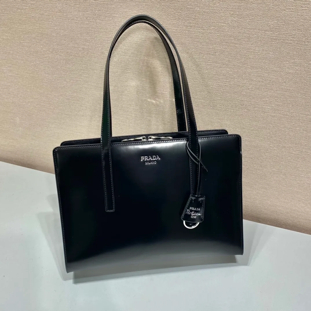 💰1700🎉New shopping bag🎉1BA350😘 This new tote shopping bag is the new spring model in 2022😘😘 It has a retro taste and good looks, handsome minimalist and cold style😘Front embossed mark design, large capacity and light, full of street feel, fashionable and atmospheric👏Worth to own🎉🎉 Length 30x height 22x base 9cm
