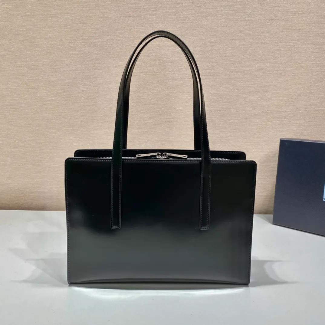 💰1700🎉New shopping bag🎉1BA350😘 This new tote shopping bag is the new spring model in 2022😘😘 It has a retro taste and good looks, handsome minimalist and cold style😘Front embossed mark design, large capacity and light, full of street feel, fashionable and atmospheric👏Worth to own🎉🎉 Length 30x height 22x base 9cm