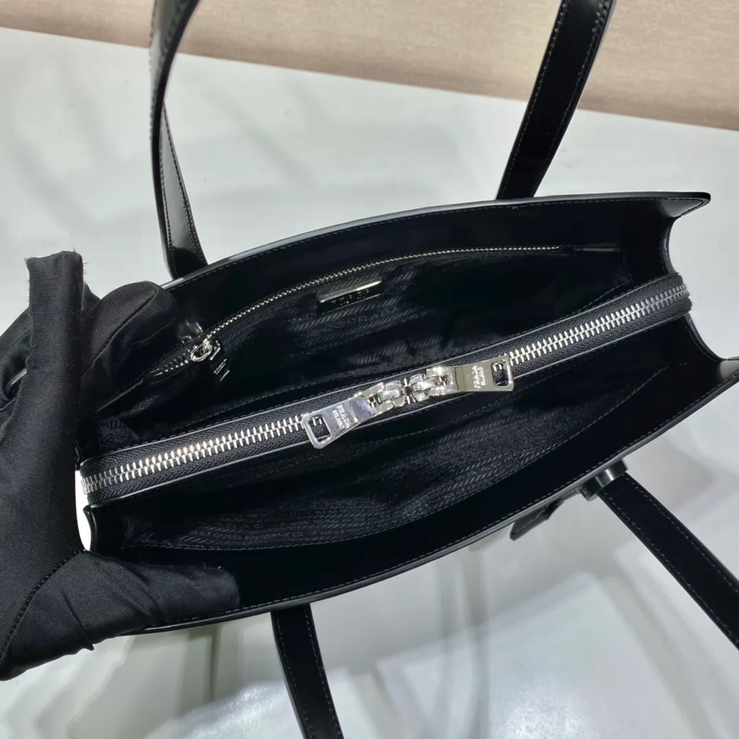 💰1700🎉New shopping bag🎉1BA350😘 This new tote shopping bag is the new spring model in 2022😘😘 It has a retro taste and good looks, handsome minimalist and cold style😘Front embossed mark design, large capacity and light, full of street feel, fashionable and atmospheric👏Worth to own🎉🎉 Length 30x height 22x base 9cm