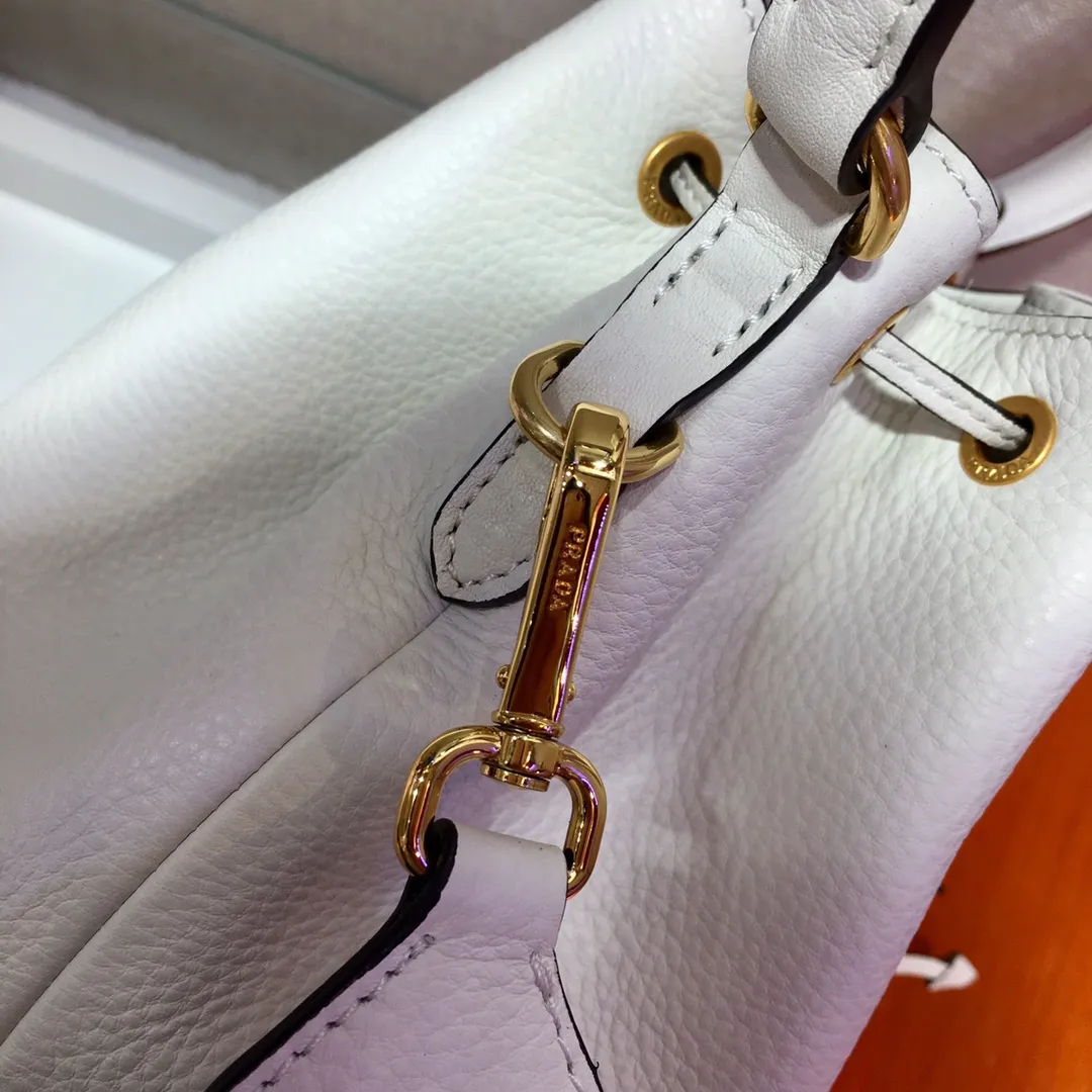 💰1660, P family has another popular bucket bag👏🏻👏🏻1BE018, the latest/most popular bucket bag🤙🤙Made of imported calfskin deerskin grain material, leather handle/2 replacement shoulder straps👏🏻👏🏻Detachable and adjustable colorful fabric shoulder straps, equipped with leather shoulder pads, metal lettering logo Decorated with a leather drawstring on the top, logo lining, there is a leather pocket inside, a large capacity and beautiful style🙋🏻🙋🏻, length 21x height 25x bottom 15cm.🤙🤙🤙💰💰💰