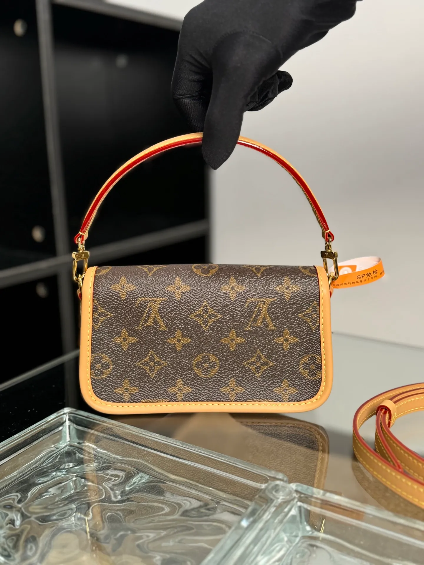 P¥1040, NANO DIANE hand-made goods [100% MB special grade all-steel 163C01 chip version original leather] Model: M83298 presbyopia Material: A-grade all-steel hardware, imported original fabric Size: 19x10.5x6CM