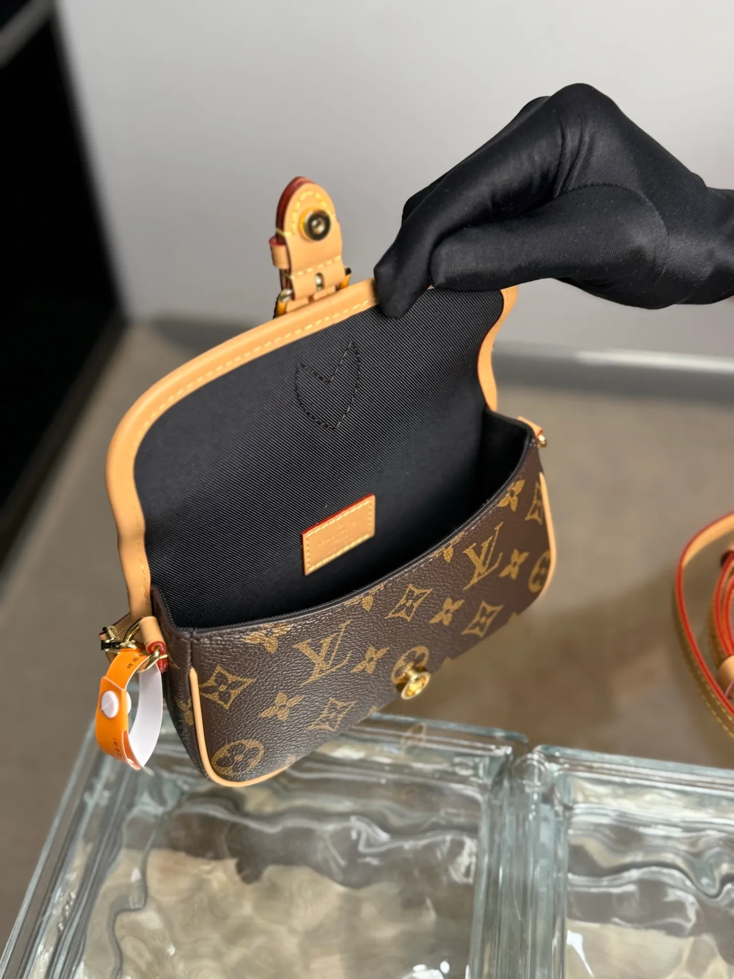 P¥1040, NANO DIANE hand-made goods [100% MB special grade all-steel 163C01 chip version original leather] Model: M83298 presbyopia Material: A-grade all-steel hardware, imported original fabric Size: 19x10.5x6CM