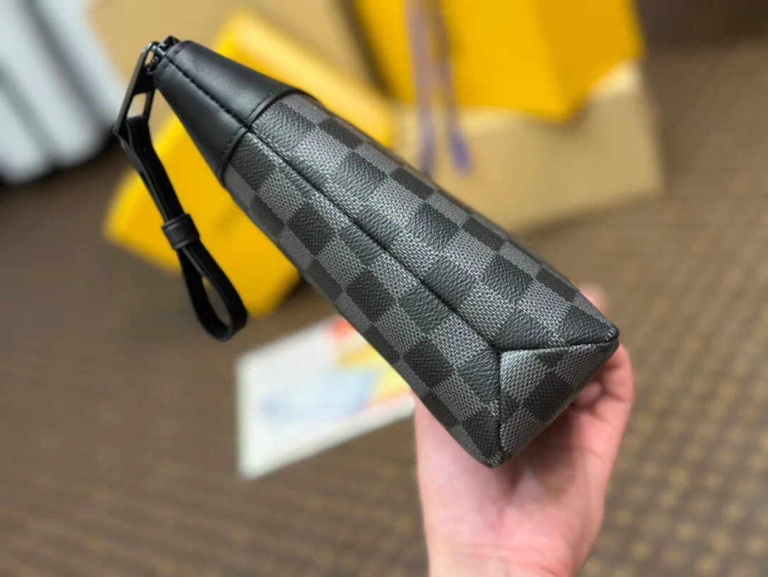 P¥460👉nfc dynamic chip version👈【Top original order, all-steel hardware】M82543 Black Check POCHETTE VOYAGE SOUPLE Clutch Pochette Voyage Souple Clutch is made of soft Monogram Eclipse coated canvas, and uses rounded strokes to outline the classic Pochette Voyage Clutch lines, bringing a comfortable travel experience. M82543 Full leather embossed, black floral black leather, black grid black leather, presbyopic black leather, Pila brand front compartment clutch, small clutch oo [handshake] [handshake] Slim configuration with zipper compartment and magnetic back pocket. 30x 21 x 7.5 cm (length x height x width)