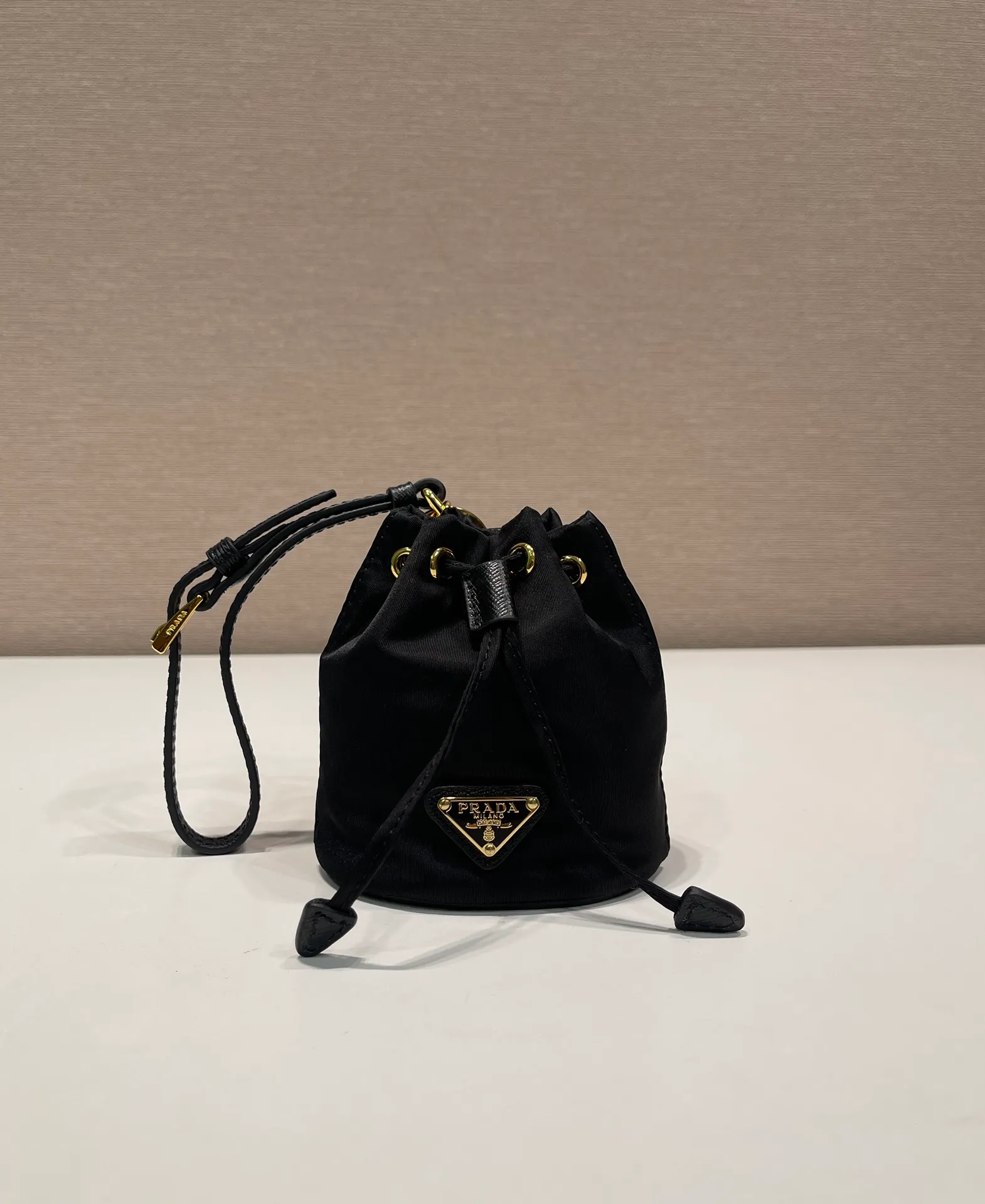 💰380🎉mini bucket bag🎉1TT202 new product🎉🎉 This bucket-shaped mini bag is made of Re-Nylon, with a drawstring design at the mouth, and exquisite details such as leather wristbands and gold-plated hardware. The capacity is large, and cards/car keys🔑/lipstick💄 are all no problem. The mini bucket bag you have been longing for has arrived👏👏 Length 8.5x Height 10.5cm🎉🎉🎉👏👏👏