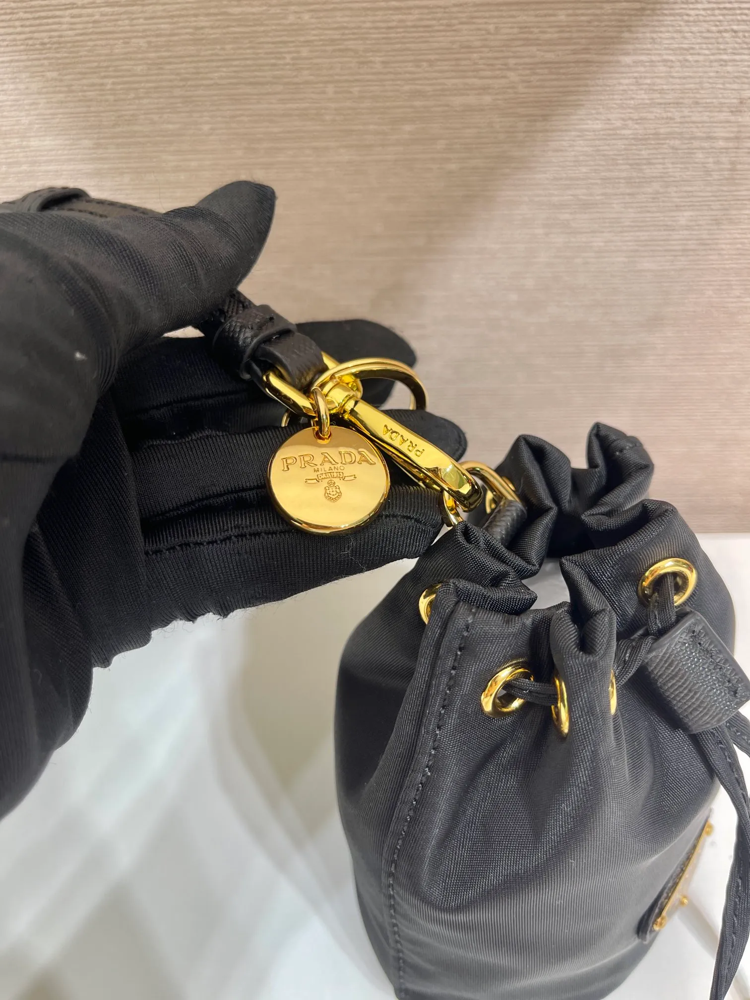 💰380🎉mini bucket bag🎉1TT202 new product🎉🎉 This bucket-shaped mini bag is made of Re-Nylon, with a drawstring design at the mouth, and exquisite details such as leather wristbands and gold-plated hardware. The capacity is large, and cards/car keys🔑/lipstick💄 are all no problem. The mini bucket bag you have been longing for has arrived👏👏 Length 8.5x Height 10.5cm🎉🎉🎉👏👏👏