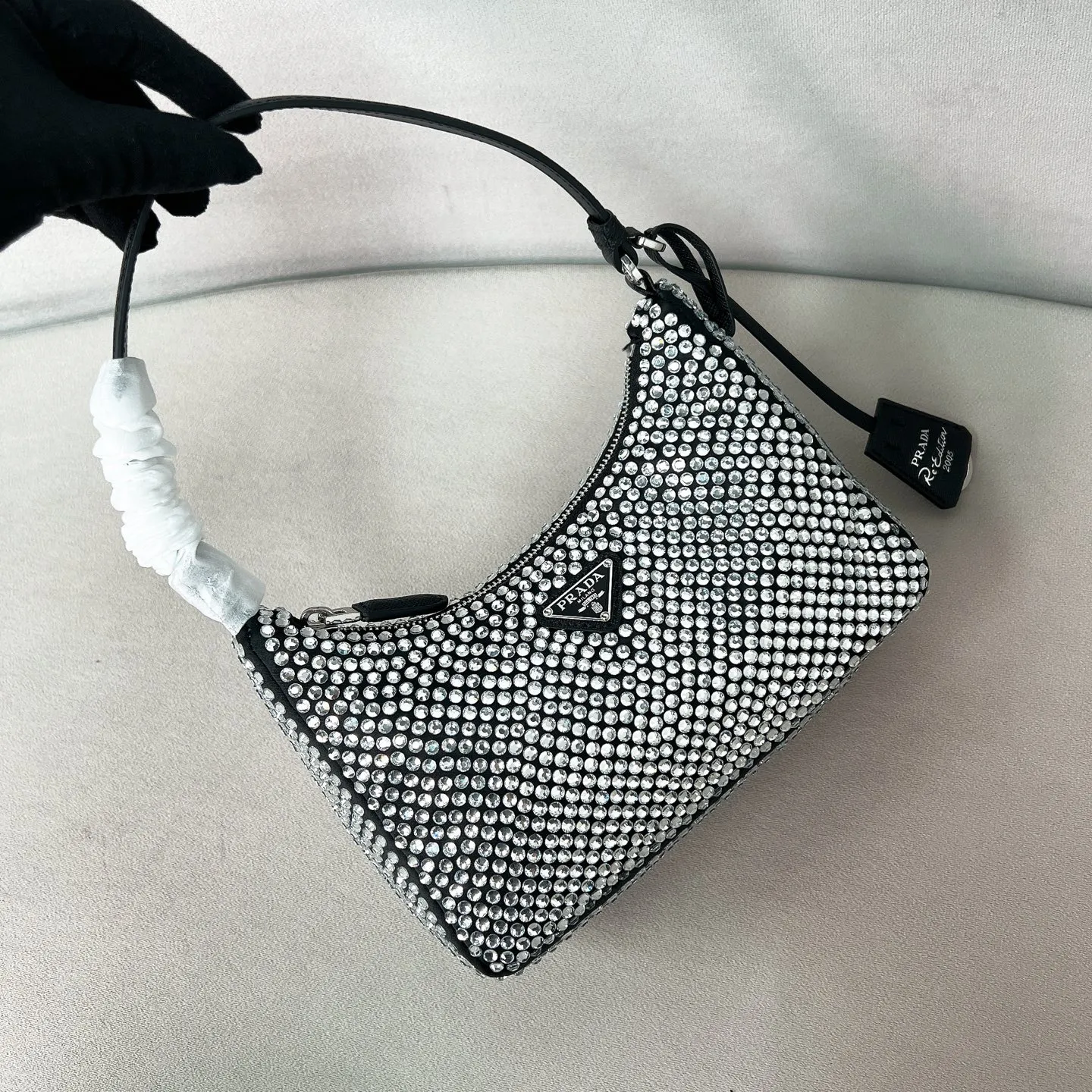 💰1040✨New product launch✨2026 new global limited edition crystal full diamond Hobo underarm bag Re-edition 2005 Hobo underarm bag has become a mainstream fashion trend! Super versatile and good-looking, fashionable people must buy it! The whole-body "crystal" is dazzling. It is not only practical, lightweight but also beautiful. The spacious internal compartments are simply awesome👏 The new favorite of fashionistas. The perfect details are comparable to brick cabinets. Super 5🌟 Size: 22*17*6 Black