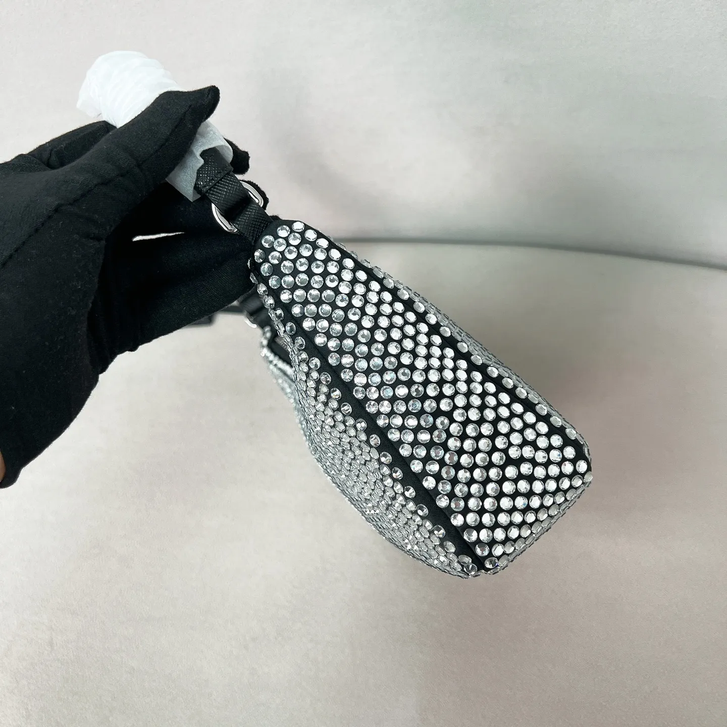 💰1040✨New product launch✨2026 new global limited edition crystal full diamond Hobo underarm bag Re-edition 2005 Hobo underarm bag has become a mainstream fashion trend! Super versatile and good-looking, fashionable people must buy it! The whole-body "crystal" is dazzling. It is not only practical, lightweight but also beautiful. The spacious internal compartments are simply awesome👏 The new favorite of fashionistas. The perfect details are comparable to brick cabinets. Super 5🌟 Size: 22*17*6 Black