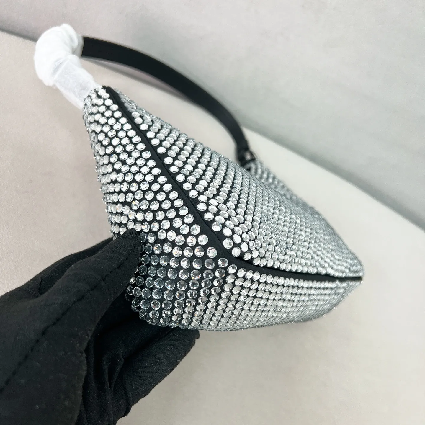 💰1040✨New product launch✨2026 new global limited edition crystal full diamond Hobo underarm bag Re-edition 2005 Hobo underarm bag has become a mainstream fashion trend! Super versatile and good-looking, fashionable people must buy it! The whole-body "crystal" is dazzling. It is not only practical, lightweight but also beautiful. The spacious internal compartments are simply awesome👏 The new favorite of fashionistas. The perfect details are comparable to brick cabinets. Super 5🌟 Size: 22*17*6 Black