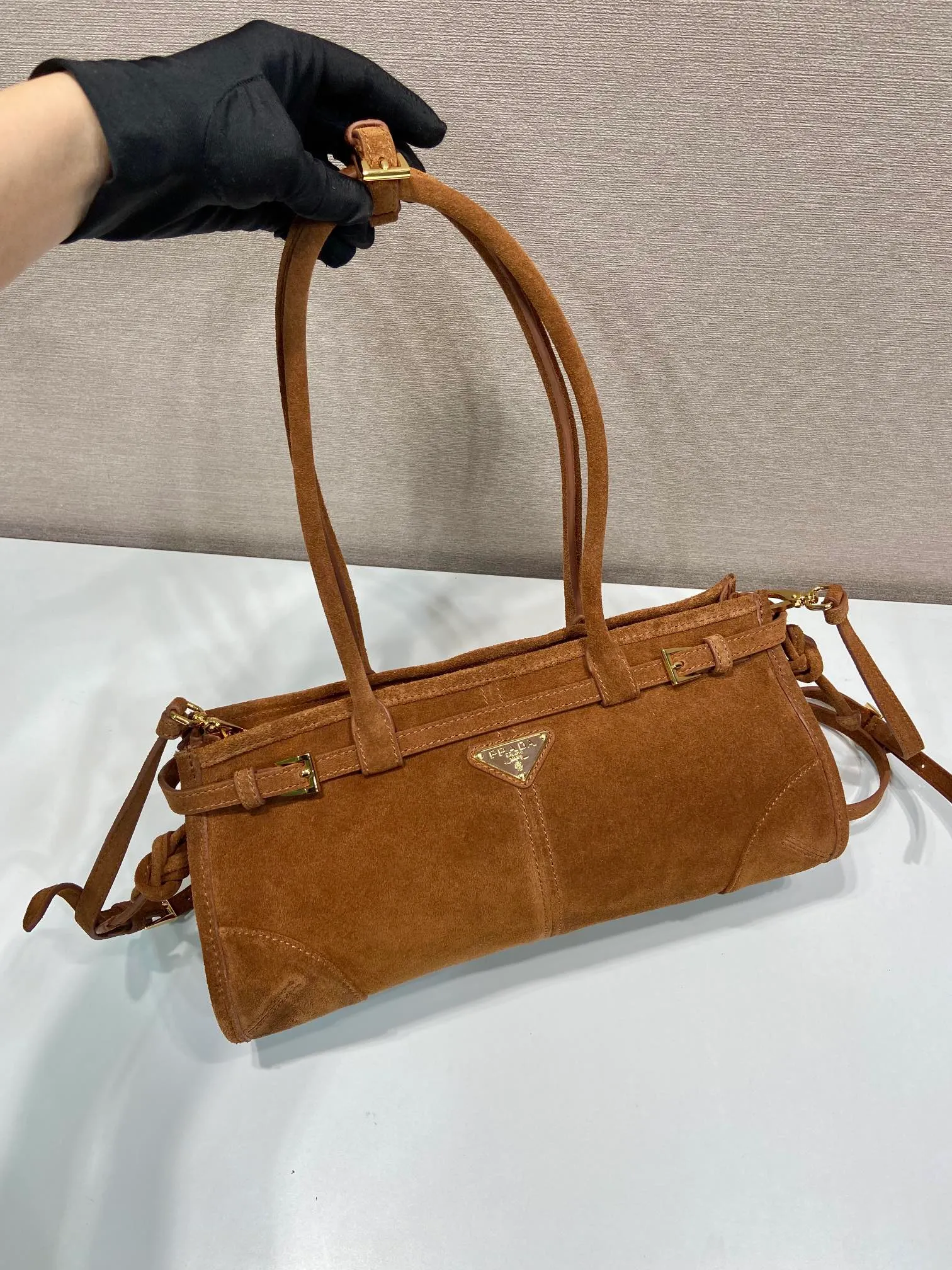 💰1660🎉LusSolf nubuck leather🎉1BA426🎉🎉 This hand-held crossbody bag is made of imported nubuck leather and exudes a classic atmosphere. It is equipped with a detachable and adjustable long shoulder strap, which is convenient for different occasions. It has a very large capacity and is easy to use. It is definitely a must-have for fashionistas. Hurry up and take this retro style handbag home! Length 32x Height 15.5x Bottom 12cm🎉🎉🎉👏👏👏