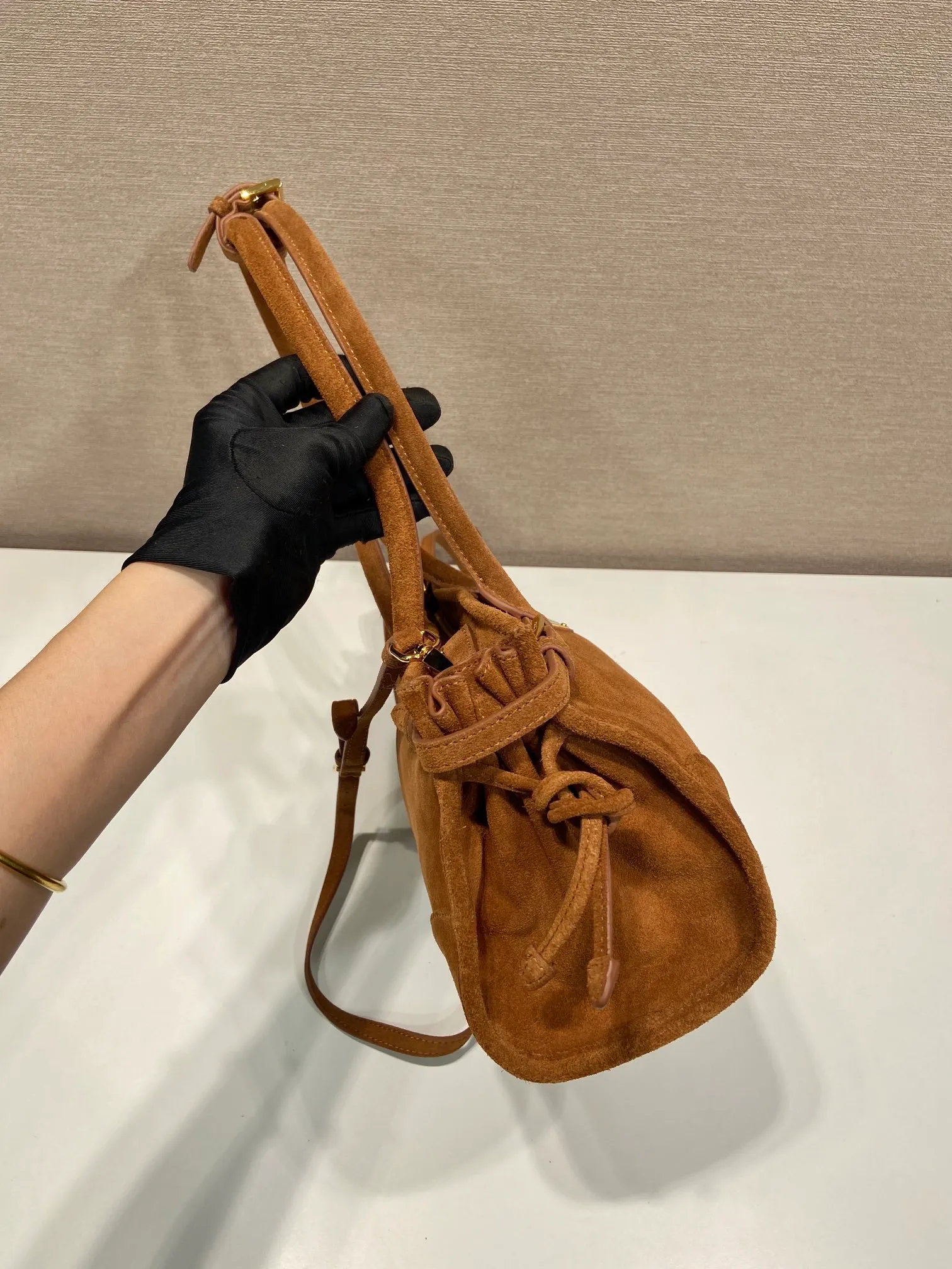 💰1660🎉LusSolf nubuck leather🎉1BA426🎉🎉 This hand-held crossbody bag is made of imported nubuck leather and exudes a classic atmosphere. It is equipped with a detachable and adjustable long shoulder strap, which is convenient for different occasions. It has a very large capacity and is easy to use. It is definitely a must-have for fashionistas. Hurry up and take this retro style handbag home! Length 32x Height 15.5x Bottom 12cm🎉🎉🎉👏👏👏