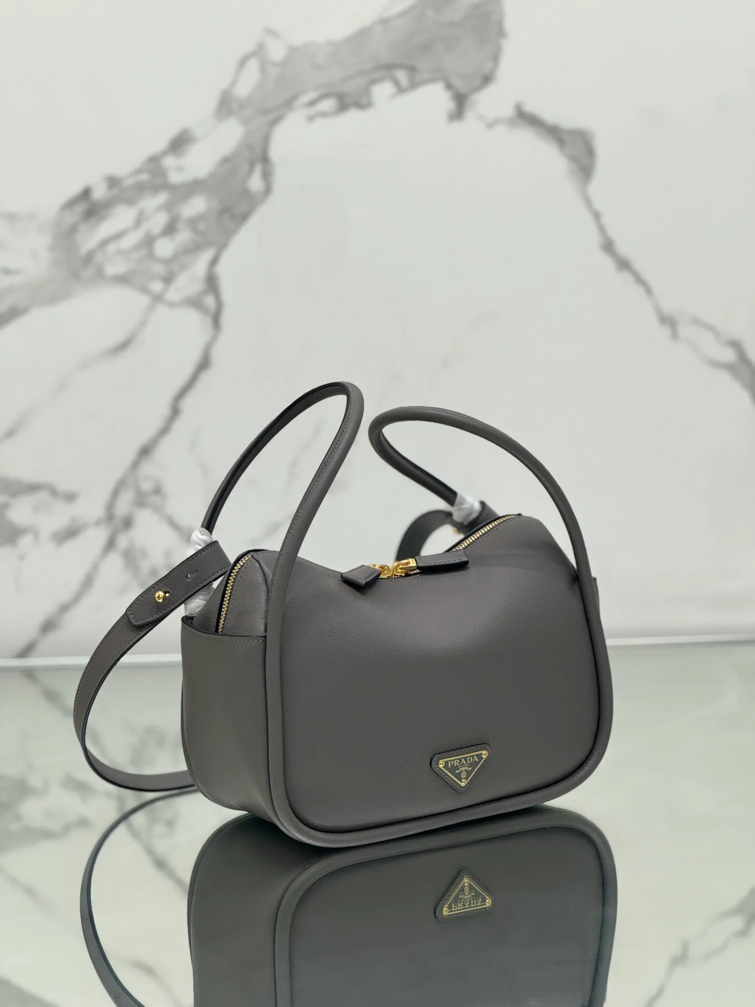 💰1500⭐ New bowling bag This Lindy handbag/shoulder bag is made of Italian Soft Grain imported calfskin, with top-grade hardware. The modern design highlights the casual attitude, and the exquisite details and metal hardware accessories add to the smartness. Sophisticated and versatile, the style is crafted from soft grained cowhide with smooth, minimal lines. Showcasing exceptional craftsmanship, this accessory is embellished with an enameled triangular metal logo. It can be carried by hand, shoulder, or cross-body. It has large capacity, is simple and practical, and has a great upper body😘 ●Double handles, 13 cm drop length ●Detachable shoulder strap, 75 cm long ·Open side pockets·Metal hardware accessories ·Enameled triangular metal logo on the front ·Zipper closure ·Lined and patch pockets Style number: 1ba451 Size: 25*18*10.5cm