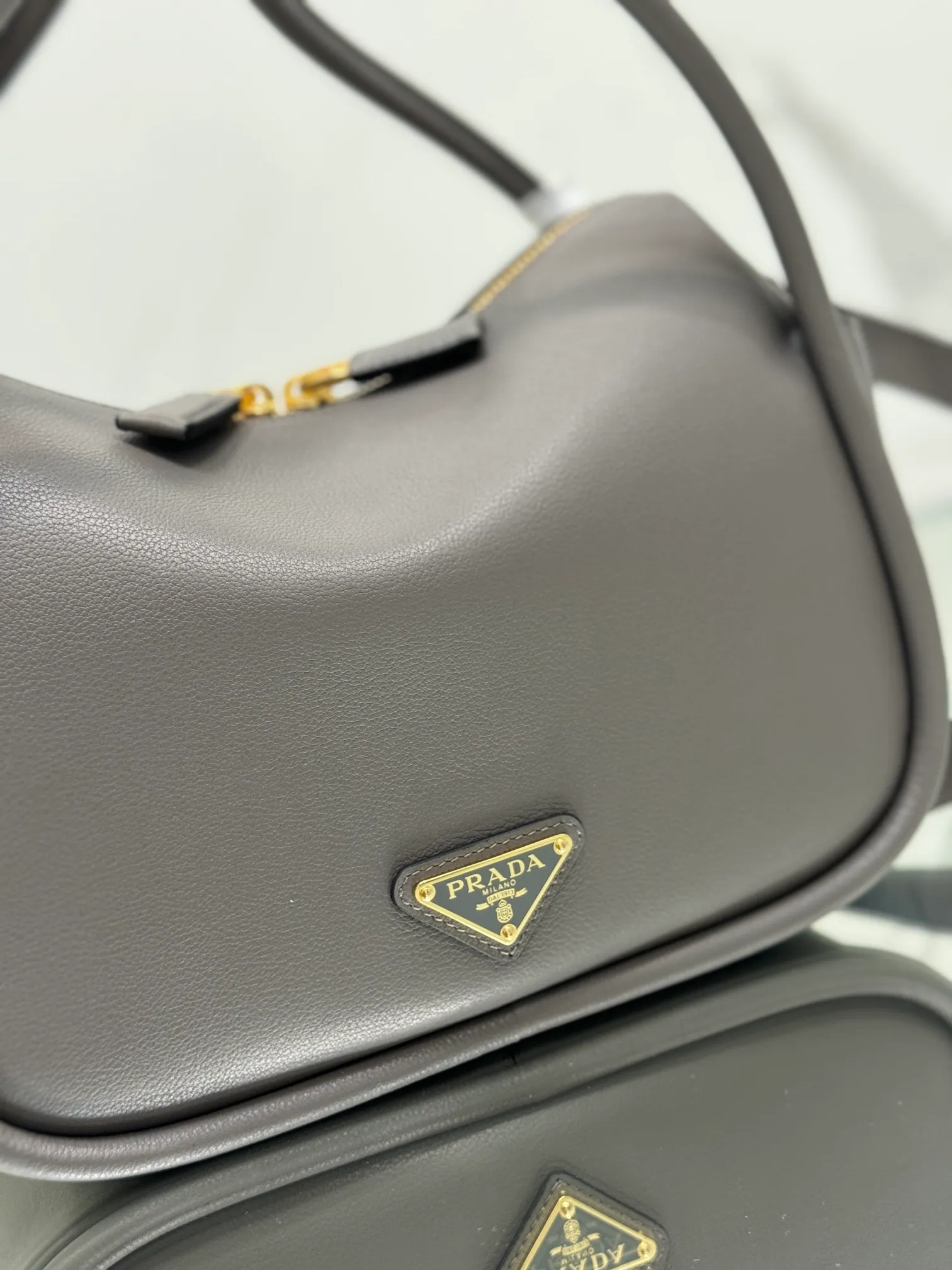 💰1500⭐ New bowling bag This Lindy handbag/shoulder bag is made of Italian Soft Grain imported calfskin, with top-grade hardware. The modern design highlights the casual attitude, and the exquisite details and metal hardware accessories add to the smartness. Sophisticated and versatile, the style is crafted from soft grained cowhide with smooth, minimal lines. Showcasing exceptional craftsmanship, this accessory is embellished with an enameled triangular metal logo. It can be carried by hand, shoulder, or cross-body. It has large capacity, is simple and practical, and has a great upper body😘 ●Double handles, 13 cm drop length ●Detachable shoulder strap, 75 cm long ·Open side pockets·Metal hardware accessories ·Enameled triangular metal logo on the front ·Zipper closure ·Lined and patch pockets Style number: 1ba451 Size: 25*18*10.5cm