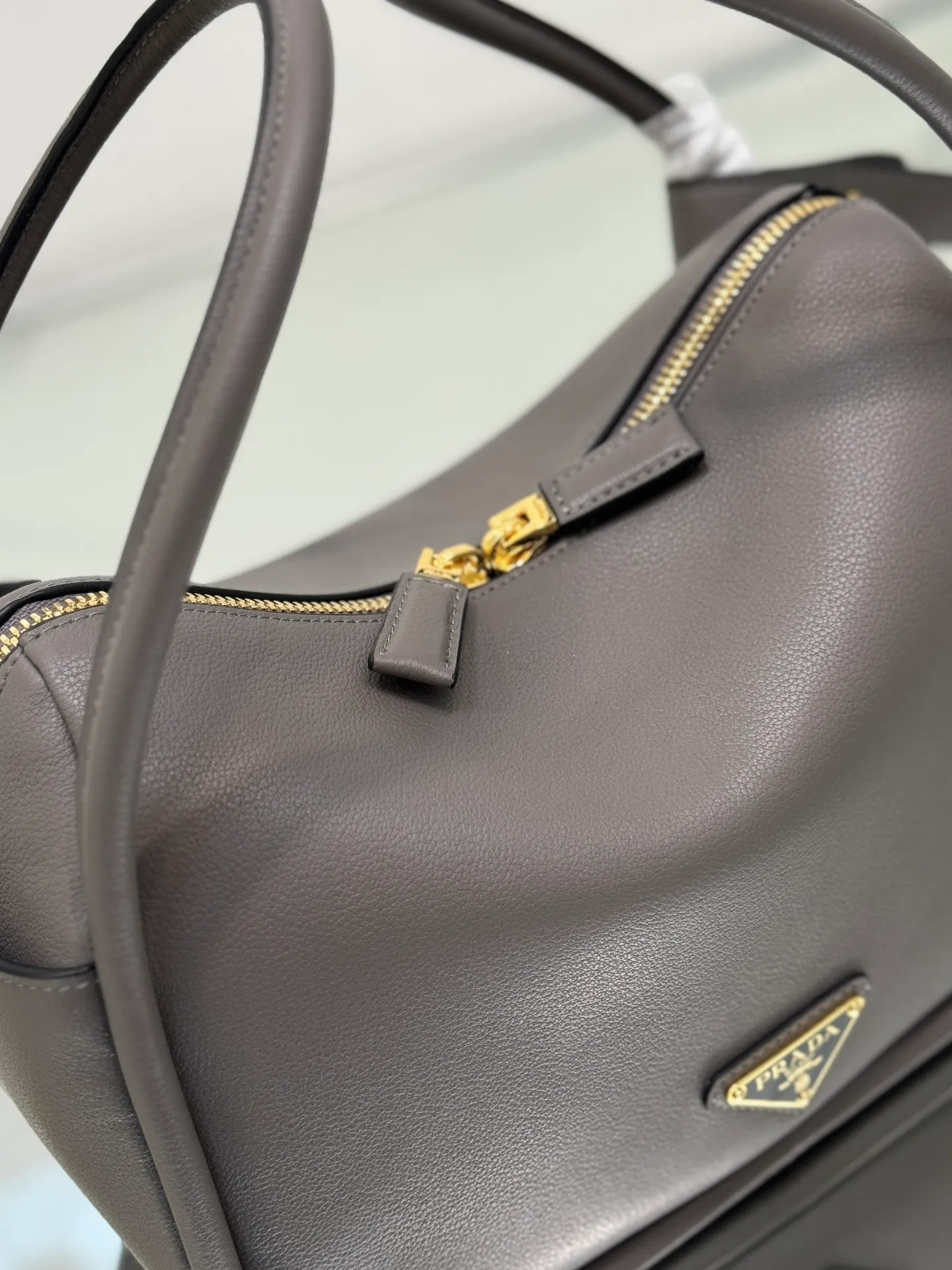 💰1500⭐ New bowling bag This Lindy handbag/shoulder bag is made of Italian Soft Grain imported calfskin, with top-grade hardware. The modern design highlights the casual attitude, and the exquisite details and metal hardware accessories add to the smartness. Sophisticated and versatile, the style is crafted from soft grained cowhide with smooth, minimal lines. Showcasing exceptional craftsmanship, this accessory is embellished with an enameled triangular metal logo. It can be carried by hand, shoulder, or cross-body. It has large capacity, is simple and practical, and has a great upper body😘 ●Double handles, 13 cm drop length ●Detachable shoulder strap, 75 cm long ·Open side pockets·Metal hardware accessories ·Enameled triangular metal logo on the front ·Zipper closure ·Lined and patch pockets Style number: 1ba451 Size: 25*18*10.5cm