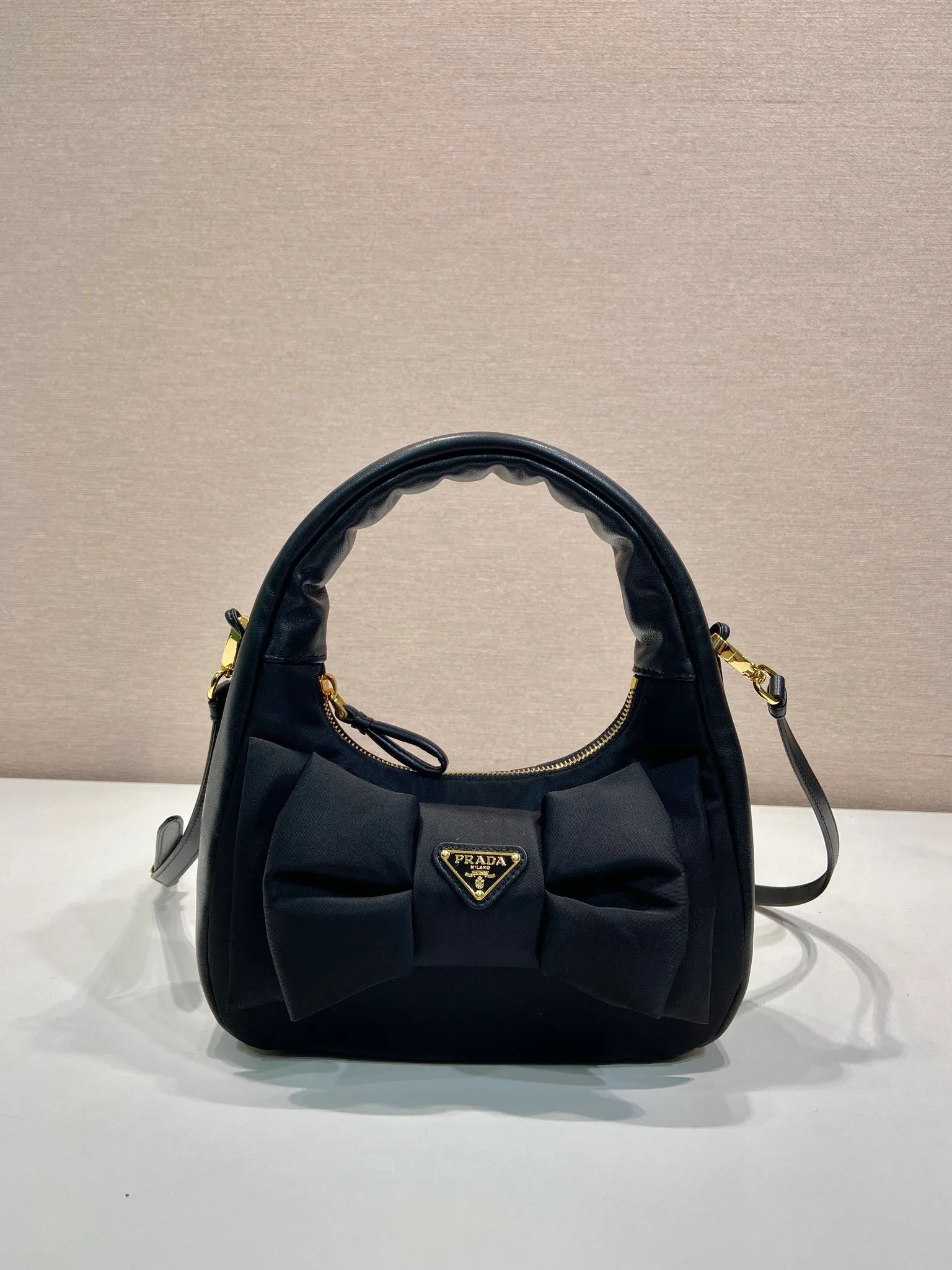 💰1120🎉Bow Tie🎉1BC241 Underarm Bag🎉🎉 This bow Hobo is designed with stuffed nylon fabric and sheepskin, and is equipped with a detachable and adjustable long shoulder strap, highlighting the romantic and unconventional fashion spirit. The soft silhouette is paired with a minimalist Oversize bow, and the modern and feminine style is refreshing. It has a large capacity and is a popular model that will never go out of style🎉🎉Hurry up and get it🎉🎉 Length 22x height 13x base 7cm🎉🎉🎉👏👏👏