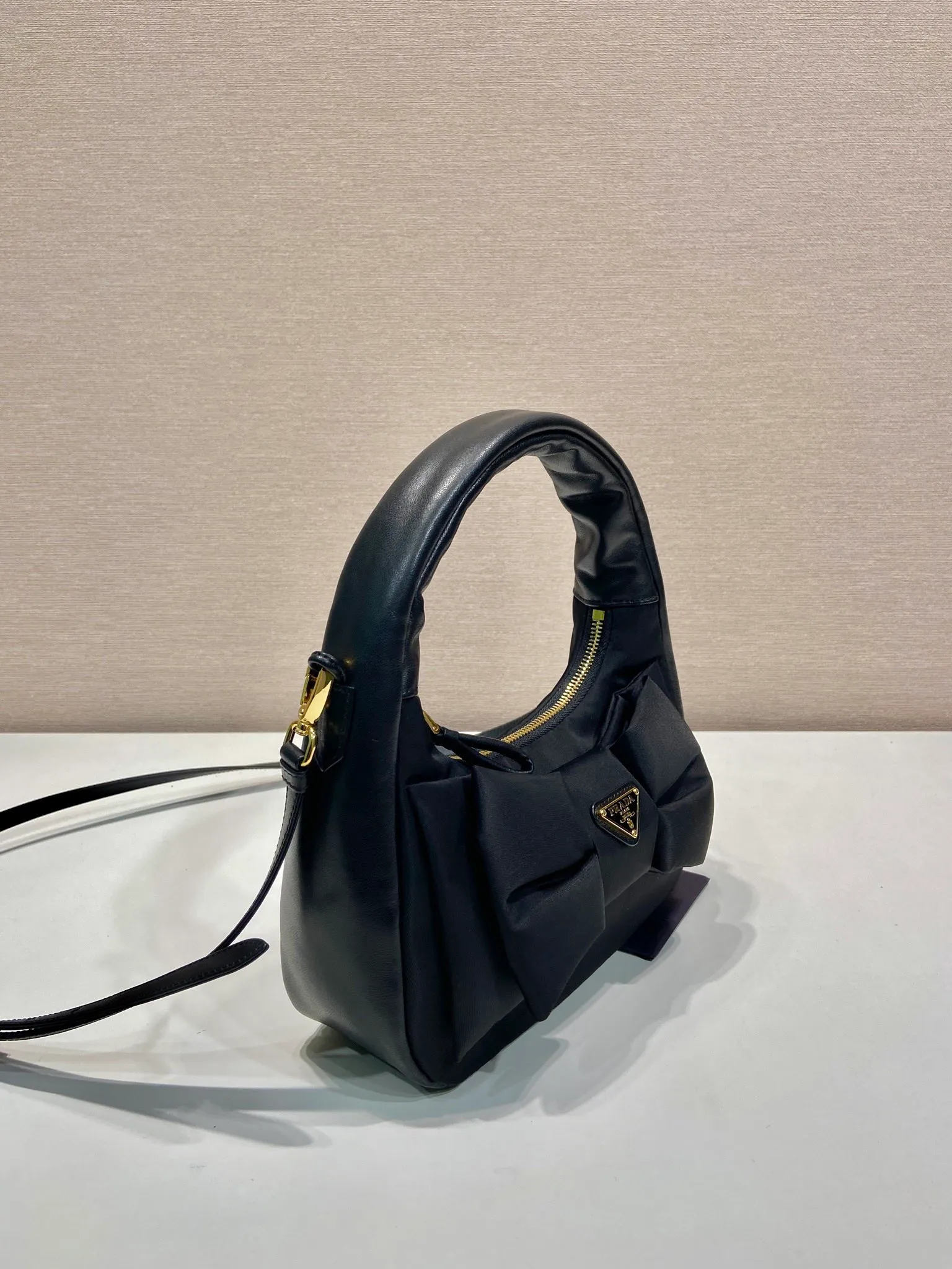 💰1120🎉Bow Tie🎉1BC241 Underarm Bag🎉🎉 This bow Hobo is designed with stuffed nylon fabric and sheepskin, and is equipped with a detachable and adjustable long shoulder strap, highlighting the romantic and unconventional fashion spirit. The soft silhouette is paired with a minimalist Oversize bow, and the modern and feminine style is refreshing. It has a large capacity and is a popular model that will never go out of style🎉🎉Hurry up and get it🎉🎉 Length 22x height 13x base 7cm🎉🎉🎉👏👏👏