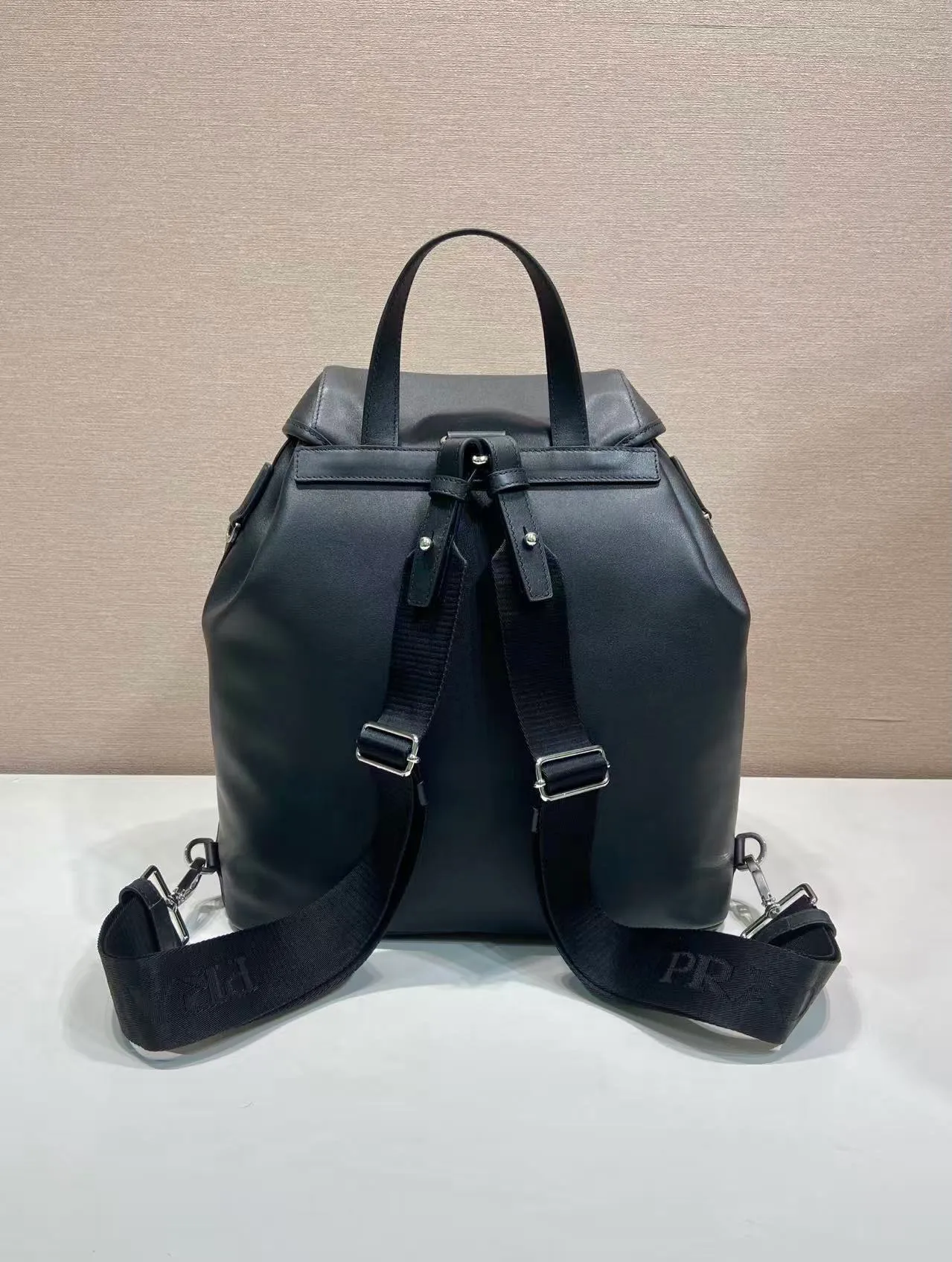 💰1900🎉New🎉1BZ2811B Nappa Leather🎉🎉 With a unique and classic design, this simple, practical and innovative backpack is made of soft leather in signature style, adding sophistication to the silhouette while maintaining its practical and versatile characteristics. Detachable and adjustable logo-printed web shoulder strap and leather handle. Flap pocket with strap and buckle closure. Large capacity. It is a timeless and popular style. 🎉🎉 Length 28x Height 31x Bottom 14cm
