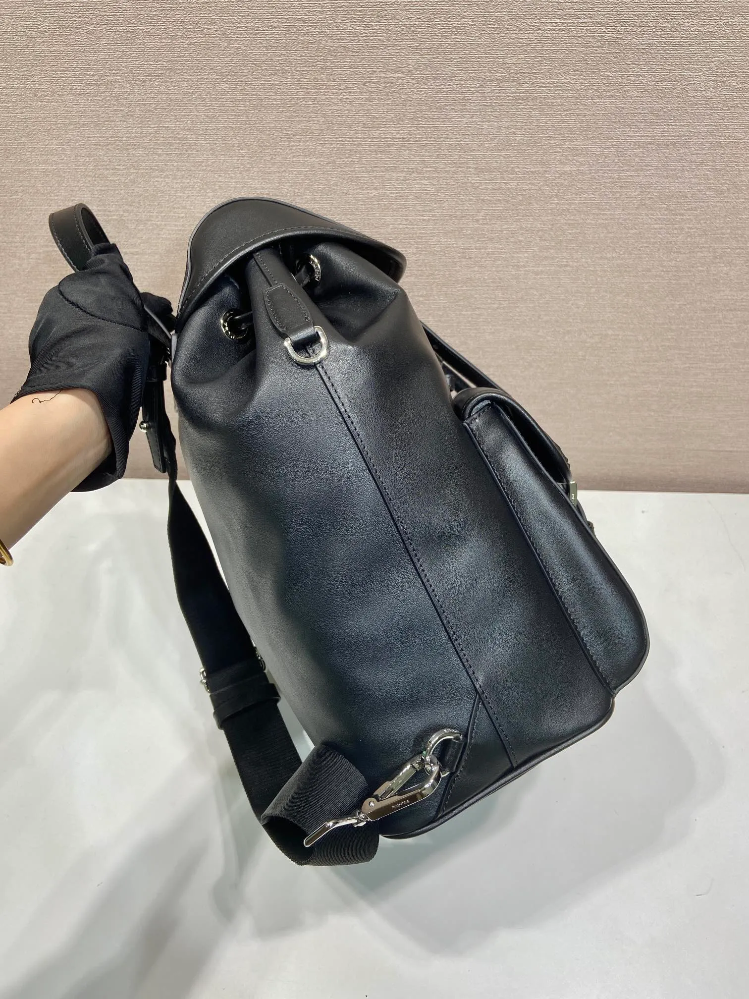 💰1900🎉New🎉1BZ2811B Nappa Leather🎉🎉 With a unique and classic design, this simple, practical and innovative backpack is made of soft leather in signature style, adding sophistication to the silhouette while maintaining its practical and versatile characteristics. Detachable and adjustable logo-printed web shoulder strap and leather handle. Flap pocket with strap and buckle closure. Large capacity. It is a timeless and popular style. 🎉🎉 Length 28x Height 31x Bottom 14cm
