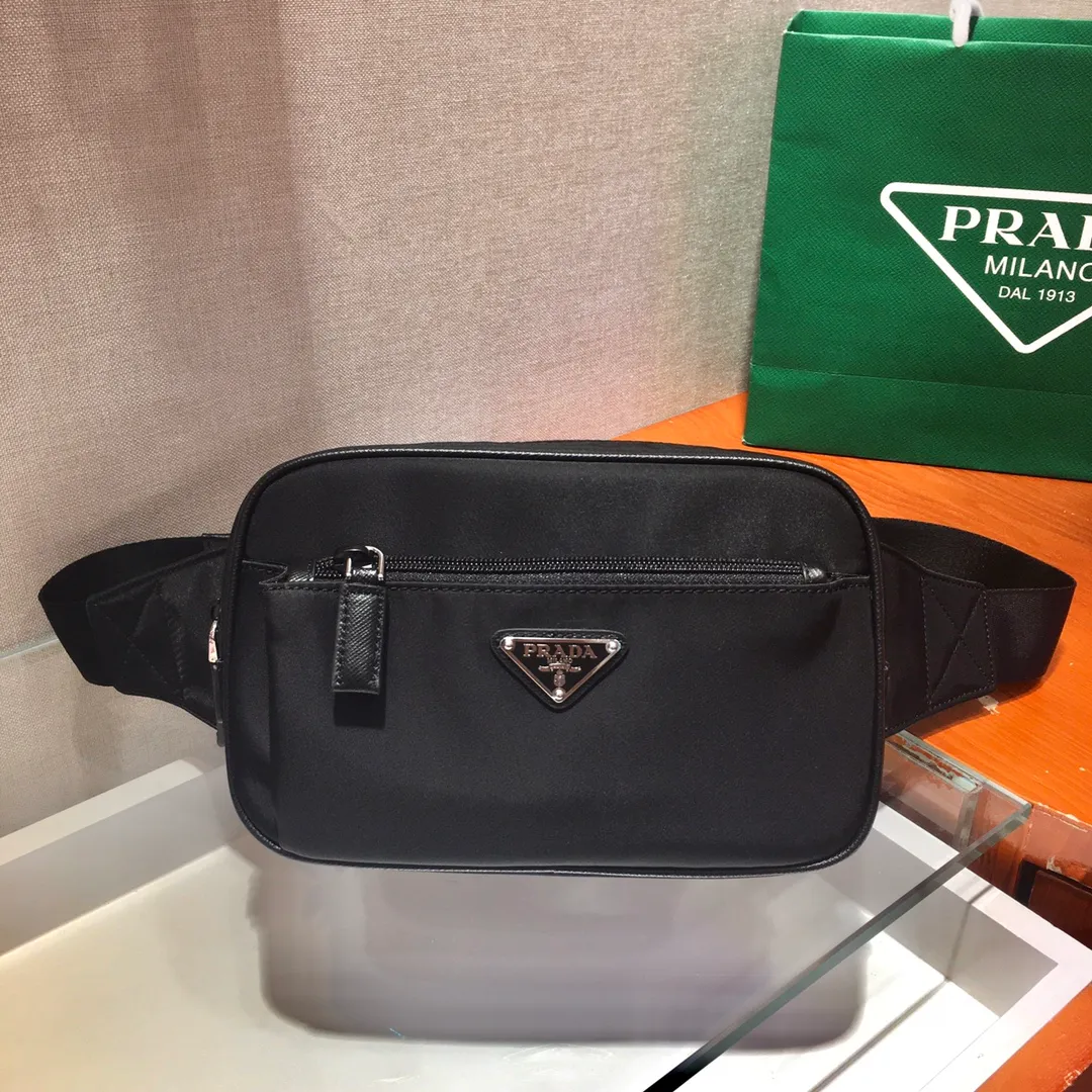 💰760🎉Classic hot model🎉2VL977 has arrived👍👍Made of imported nylon material Adjustable nylon belt with buckle, zipper closure, polished steel hardware, internal logo plate, external enameled triangle logo, can be used as a waist bag and chest bag, suitable for both men and women😘😘Another popular style that will never go out of style👍👍Length 21xH12.5xHeel 4.5cm👍👍👍