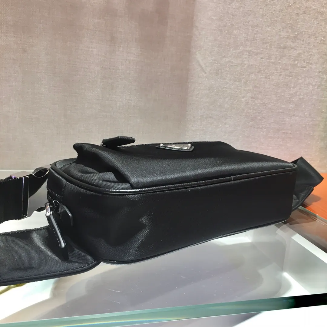 💰760🎉Classic hot model🎉2VL977 has arrived👍👍Made of imported nylon material Adjustable nylon belt with buckle, zipper closure, polished steel hardware, internal logo plate, external enameled triangle logo, can be used as a waist bag and chest bag, suitable for both men and women😘😘Another popular style that will never go out of style👍👍Length 21xH12.5xHeel 4.5cm👍👍👍