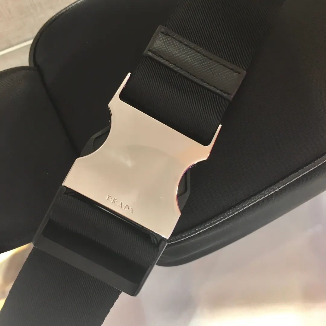 💰760🎉Classic hot model🎉2VL977 has arrived👍👍Made of imported nylon material Adjustable nylon belt with buckle, zipper closure, polished steel hardware, internal logo plate, external enameled triangle logo, can be used as a waist bag and chest bag, suitable for both men and women😘😘Another popular style that will never go out of style👍👍Length 21xH12.5xHeel 4.5cm👍👍👍