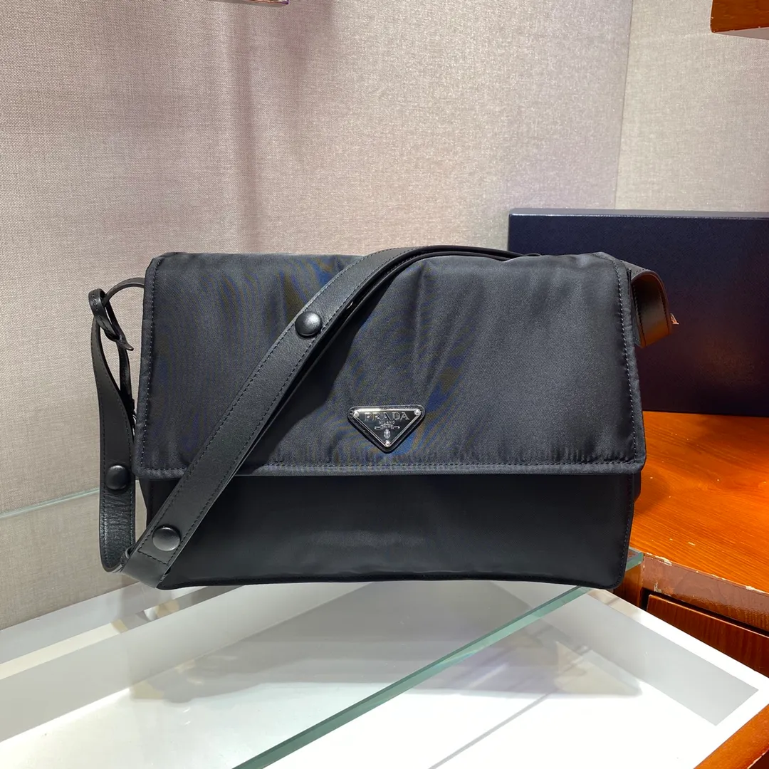 💰1320🎉The most popular small messenger bag🎉This shoulder bag is made of unique padded nylon, and is equipped with leather shoulder straps and back pockets. The metal accessories give a touch of bright color. Style number 1BD255, length 30x height 21.5x bottom 12cm