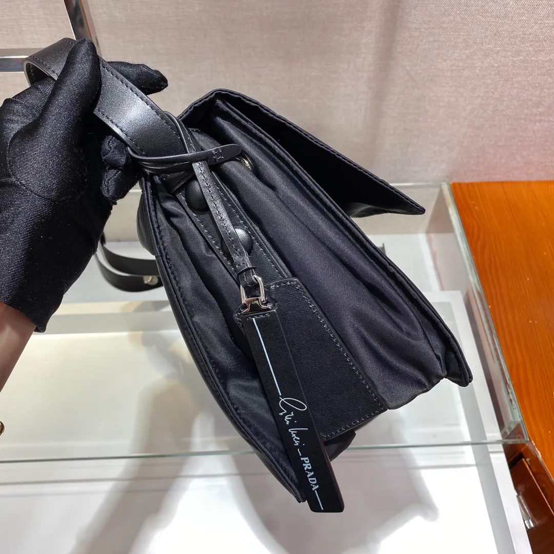 💰1320🎉The most popular small messenger bag🎉This shoulder bag is made of unique padded nylon, and is equipped with leather shoulder straps and back pockets. The metal accessories give a touch of bright color. Style number 1BD255, length 30x height 21.5x bottom 12cm
