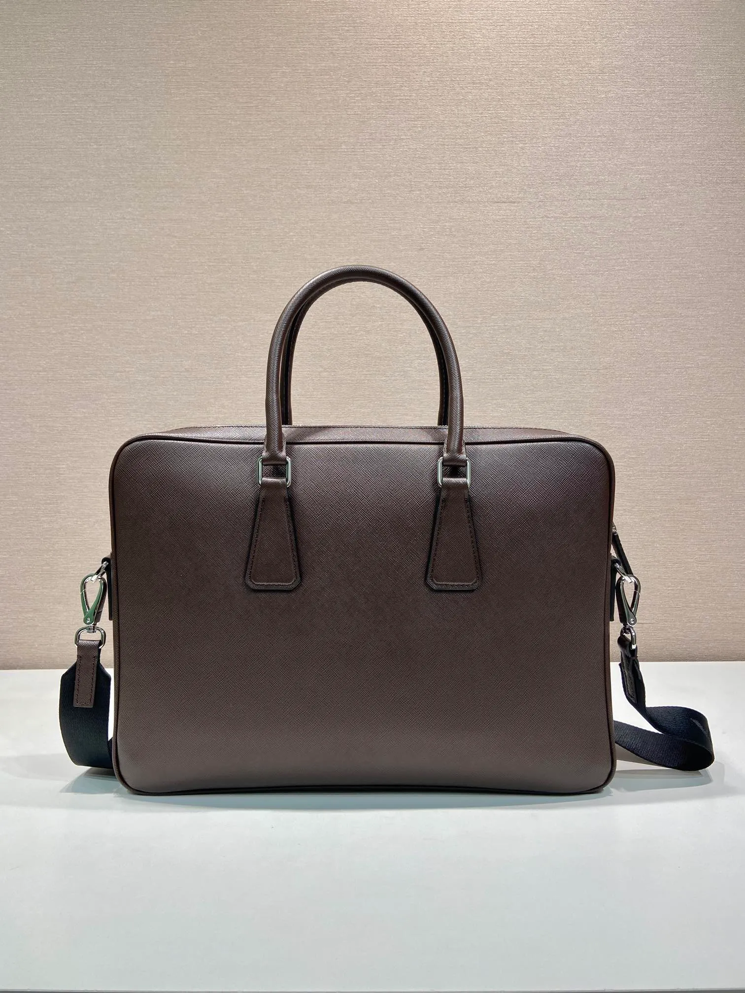💰2160🎉Double Layer Briefcase🎉🎉2VE022 Dark Brown🎉 This elegant and sophisticated briefcase features two compartments, multiple interior pockets and a removable nylon shoulder strap, creating a functional structure. The body of the bag is made of brand Saffiano leather. It is simple and elegant, and it is a popular style that will never go out of style🎉🎉 Length 38x Height 28x Bottom 6.5cm🎉🎉🎉👏👏👏