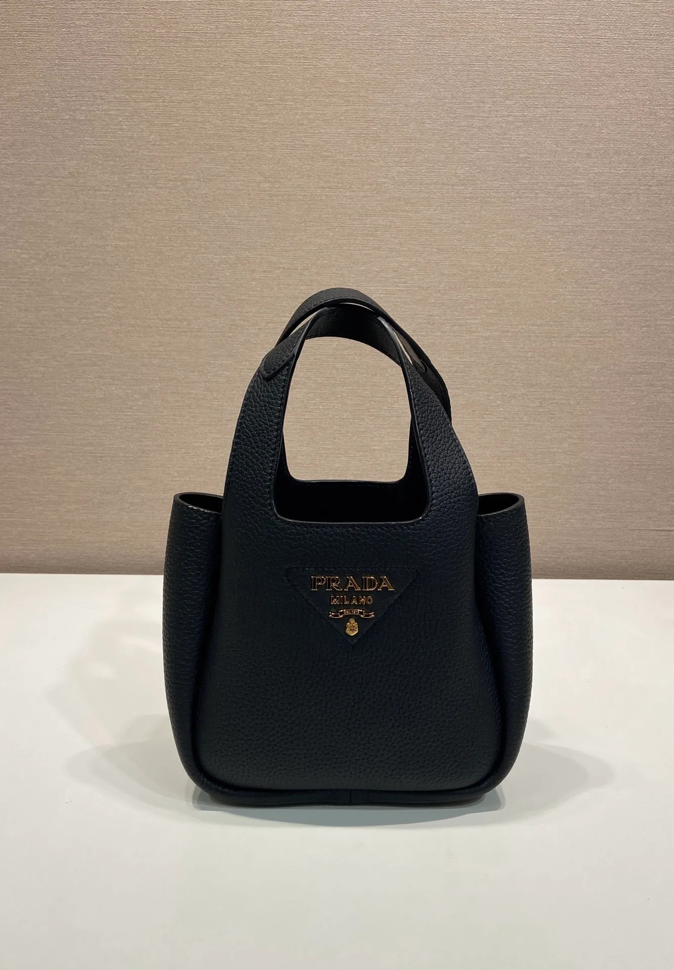 💰1560🎉mini vegetable basket🎉1BA349🎉🎉gold hardware😘😘 This mini vegetable basket is made of imported deerskin pattern, with imported lambskin inside. It has many grids and feels very soft/lightweight. The classic mini is good-looking and easy to use👏👏. The upper body effect is cute and cute. It’s so beautiful. Limited edition/popular model at the counter. Get it now🎉🎉 Length 18x Height 16x Bottom 10cm🎉🎉🎉👏👏👏