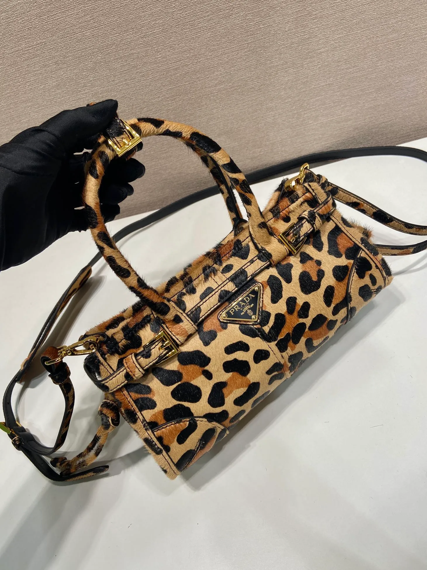 💰1400🎉LusSolf printed leopard print🎉1BA486 mini size🎉🎉 This hand-held crossbody bag is made of imported printed leopard print leather, which exudes a classic atmosphere. It is equipped with a detachable and adjustable long shoulder strap, which is convenient for different occasions. It has a very large capacity and is easy to use. It is definitely a must-have for fashionistas. Hurry up and take this retro style handbag home! Length 23.5x Height 12x Bottom 9cm🎉🎉🎉👏👏👏