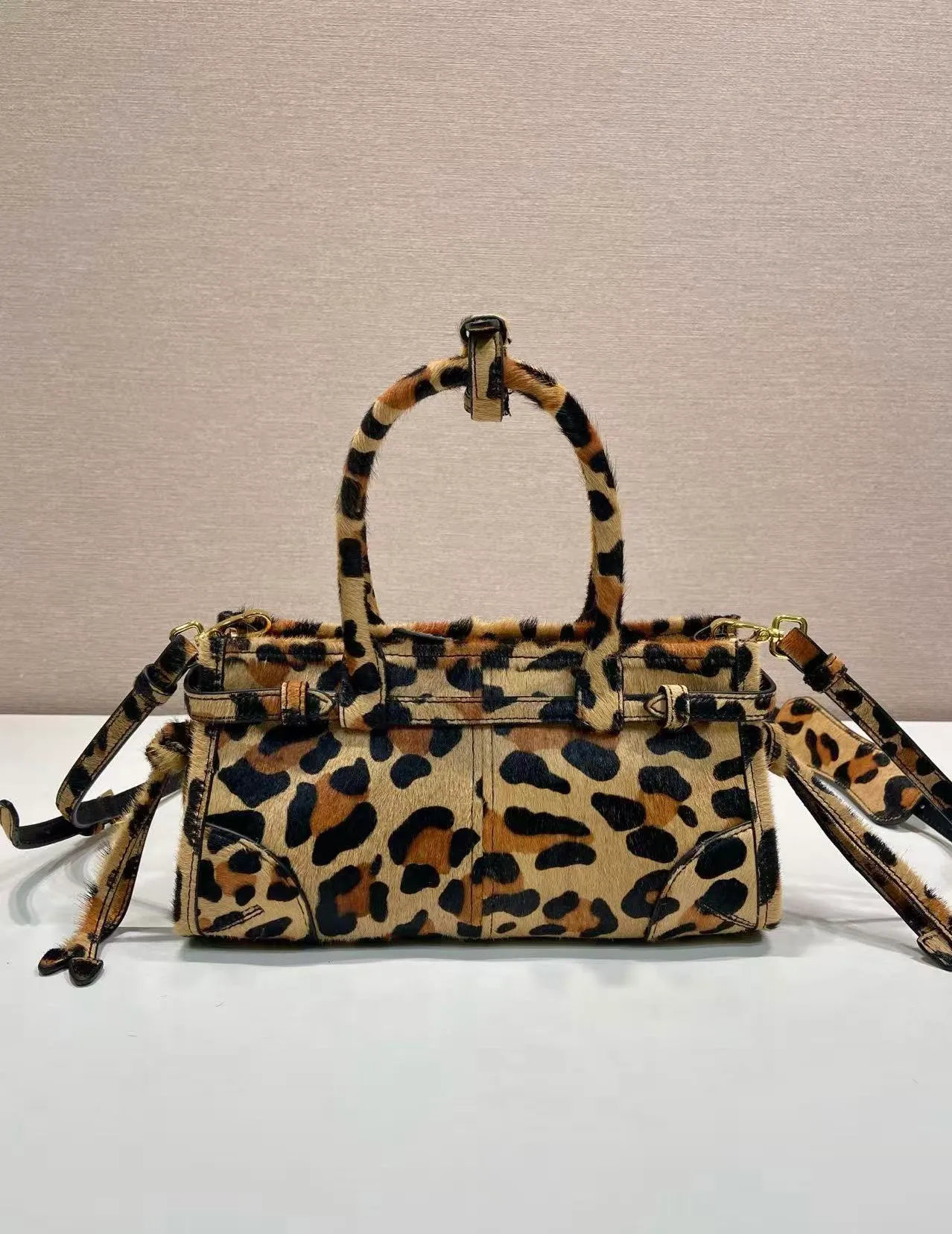 💰1400🎉LusSolf printed leopard print🎉1BA486 mini size🎉🎉 This hand-held crossbody bag is made of imported printed leopard print leather, which exudes a classic atmosphere. It is equipped with a detachable and adjustable long shoulder strap, which is convenient for different occasions. It has a very large capacity and is easy to use. It is definitely a must-have for fashionistas. Hurry up and take this retro style handbag home! Length 23.5x Height 12x Bottom 9cm🎉🎉🎉👏👏👏