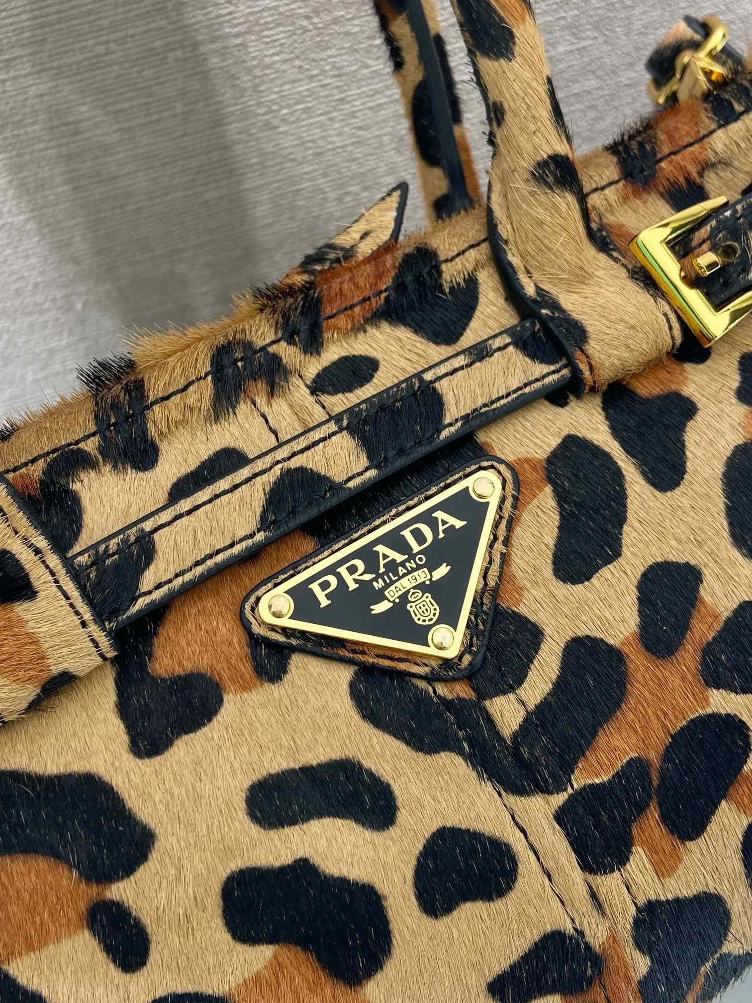 💰1400🎉LusSolf printed leopard print🎉1BA486 mini size🎉🎉 This hand-held crossbody bag is made of imported printed leopard print leather, which exudes a classic atmosphere. It is equipped with a detachable and adjustable long shoulder strap, which is convenient for different occasions. It has a very large capacity and is easy to use. It is definitely a must-have for fashionistas. Hurry up and take this retro style handbag home! Length 23.5x Height 12x Bottom 9cm🎉🎉🎉👏👏👏