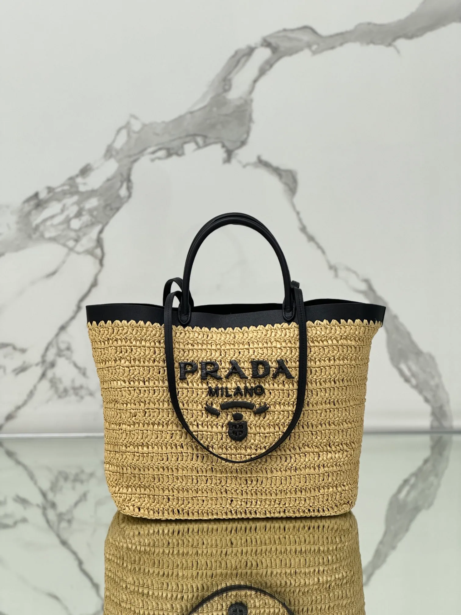 💰1700 (Large) New straw tote bag, this modern and sophisticated tote bag combines crochet craftsmanship and leather details to create a summer atmosphere. Double cowhide handles can be used as a handbag or shoulder bag, and the front is decorated with a contrasting embroidered letter logo for added recognition. The exquisite woven bag body exudes a strong spring and summer atmosphere~ It can give an unparalleled high-end texture simply by carrying it. It has large space capacity and is a classic hot style. Size: 32×29×15cm Style number: 1BG499