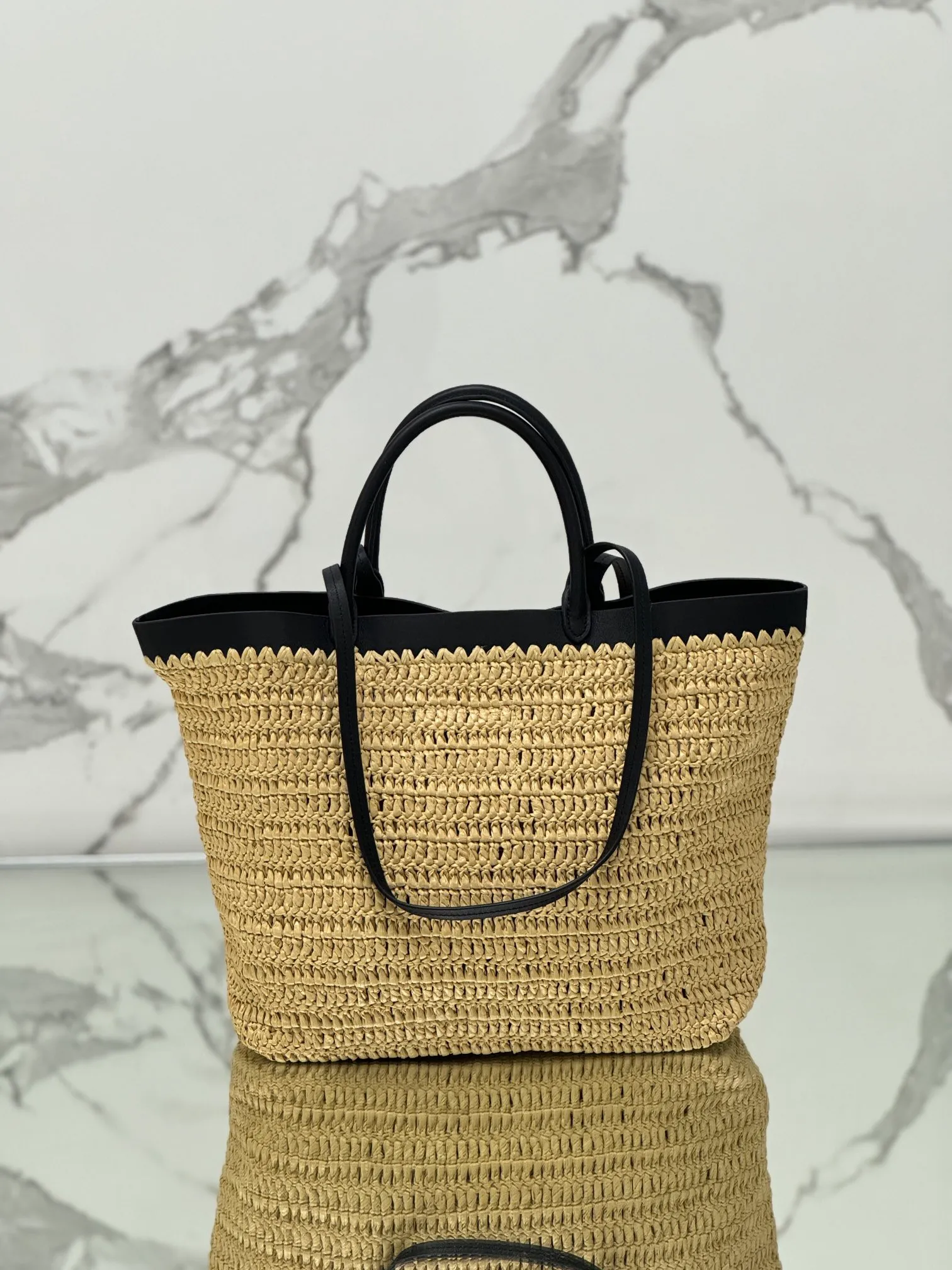💰1700 (Large) New straw tote bag, this modern and sophisticated tote bag combines crochet craftsmanship and leather details to create a summer atmosphere. Double cowhide handles can be used as a handbag or shoulder bag, and the front is decorated with a contrasting embroidered letter logo for added recognition. The exquisite woven bag body exudes a strong spring and summer atmosphere~ It can give an unparalleled high-end texture simply by carrying it. It has large space capacity and is a classic hot style. Size: 32×29×15cm Style number: 1BG499